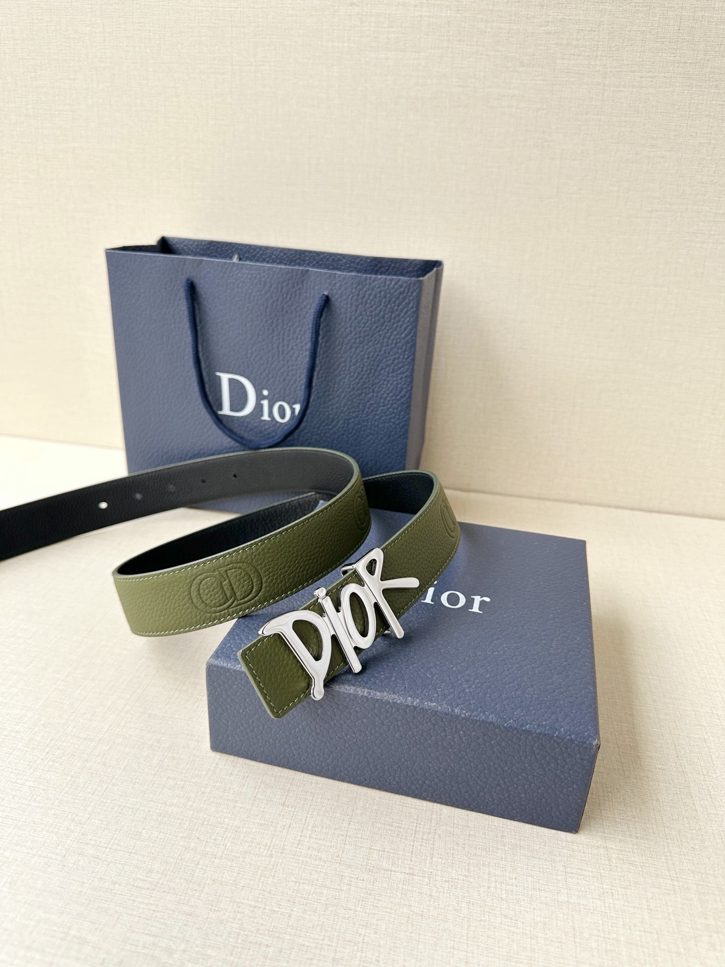 Dior 这款双面腰带结合典雅气质与摩登风范。双面均采用粒面牛皮革精心制作，一面为黑色，另一面多色可选 