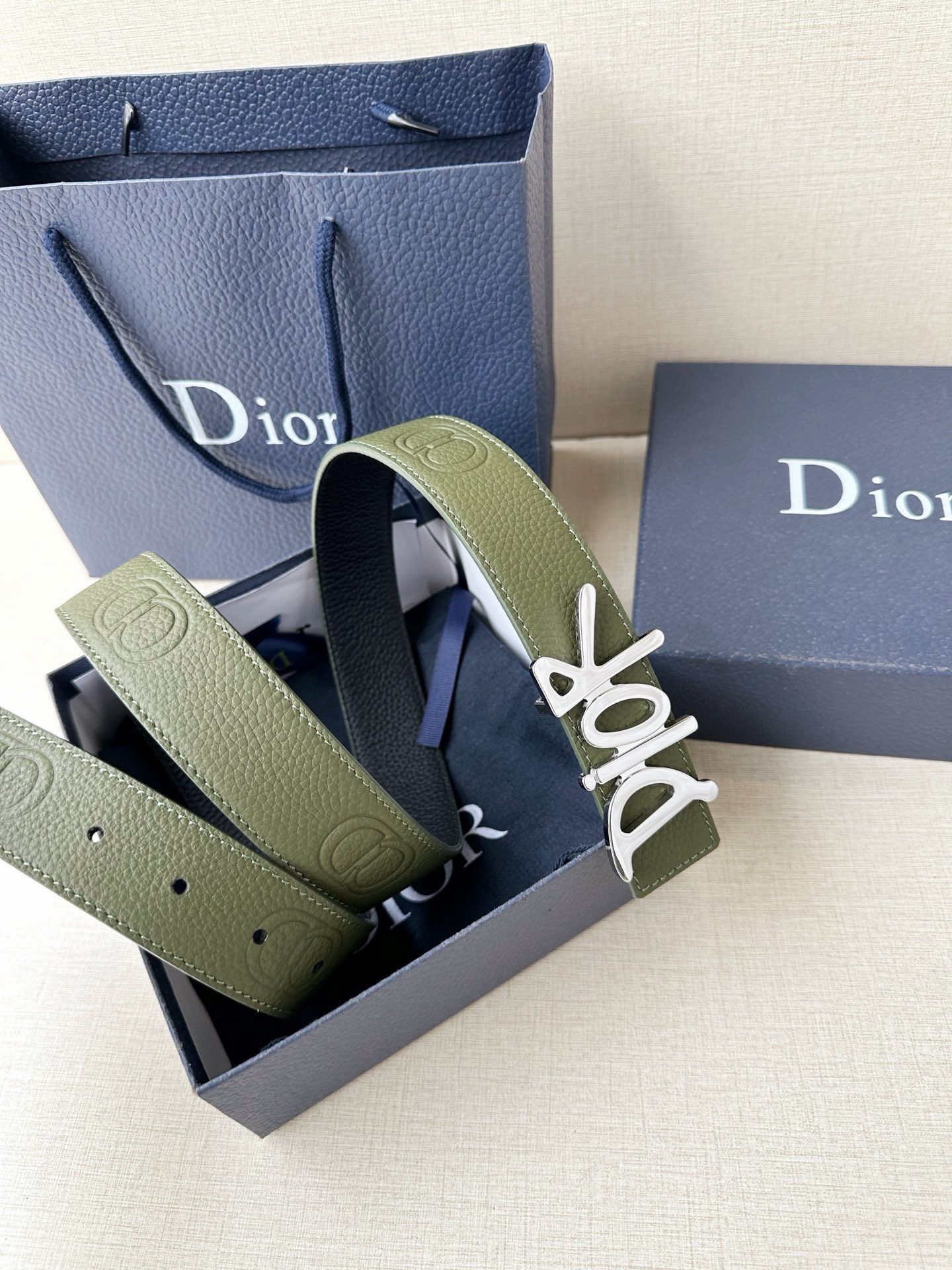 Dior 这款双面腰带结合典雅气质与摩登风范。双面均采用粒面牛皮革精心制作，一面为黑色，另一面多色可选 