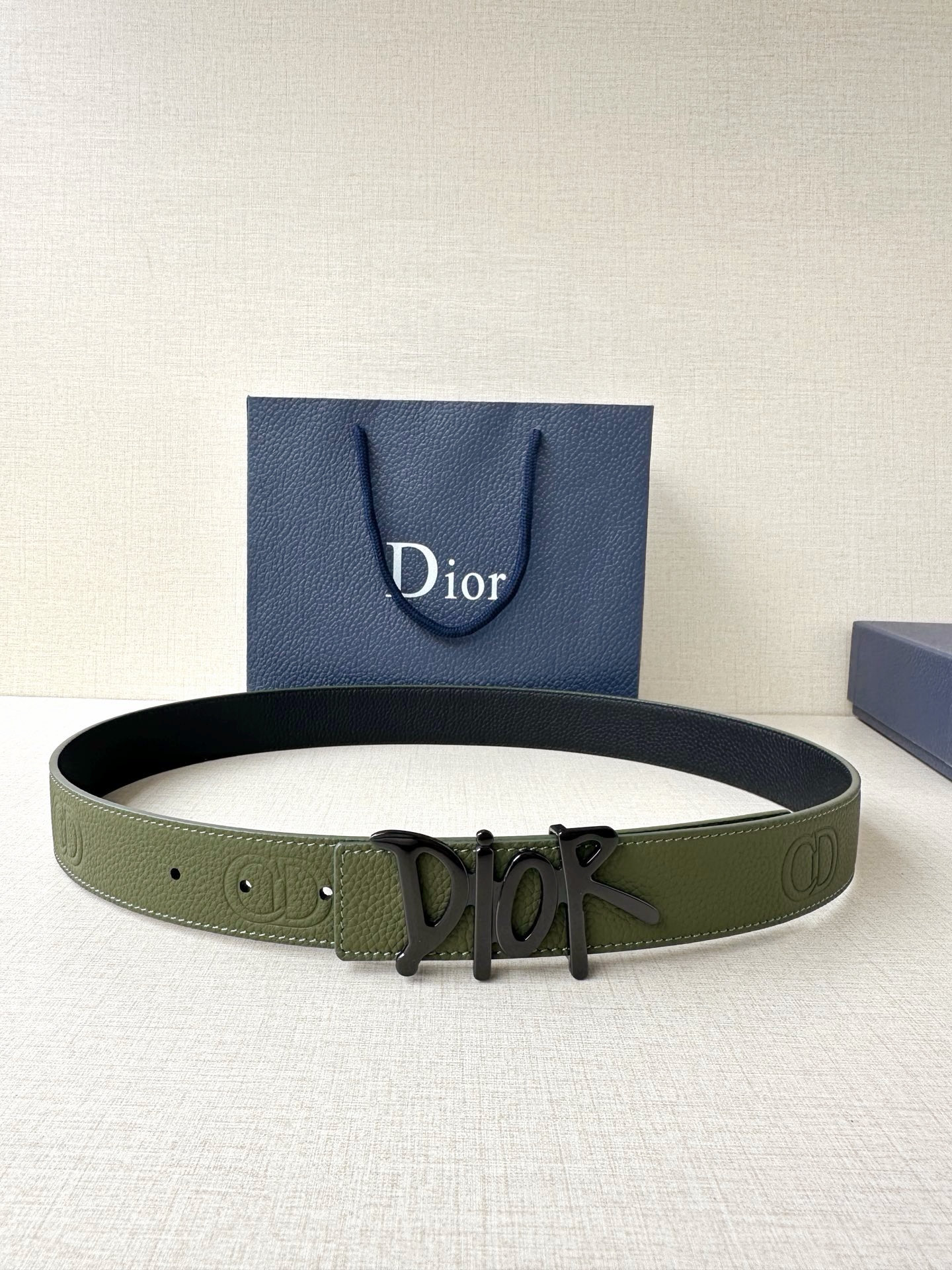Dior 这款双面腰带结合典雅气质与摩登风范。双面均采用粒面牛皮革精心制作，一面为黑色，另一面多色可选 