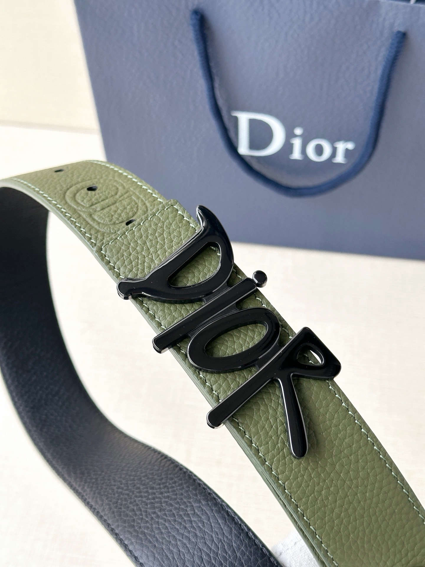 Dior 这款双面腰带结合典雅气质与摩登风范。双面均采用粒面牛皮革精心制作，一面为黑色，另一面多色可选 