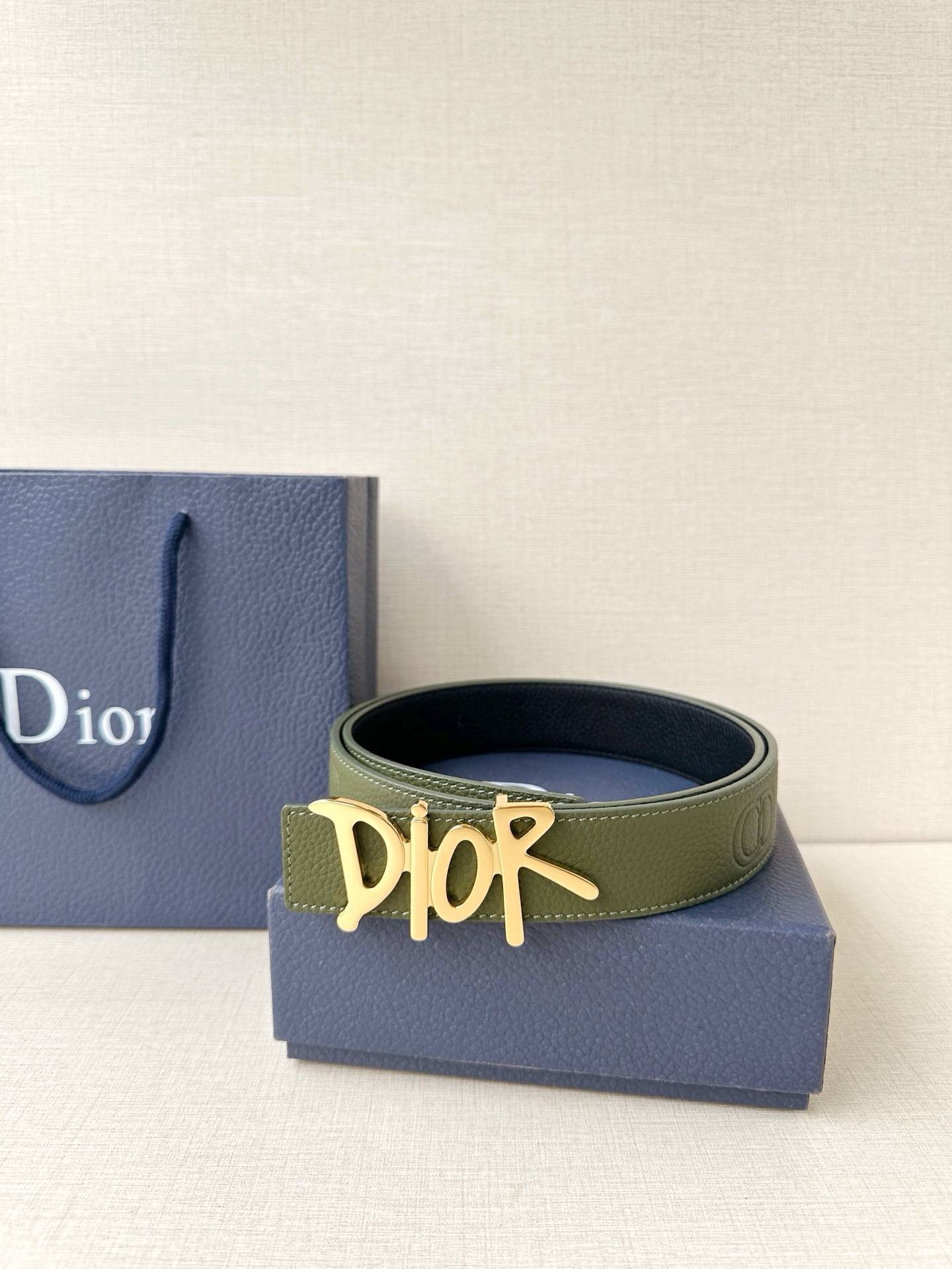 Dior 这款双面腰带结合典雅气质与摩登风范。双面均采用粒面牛皮革精心制作，一面为黑色，另一面多色可选 