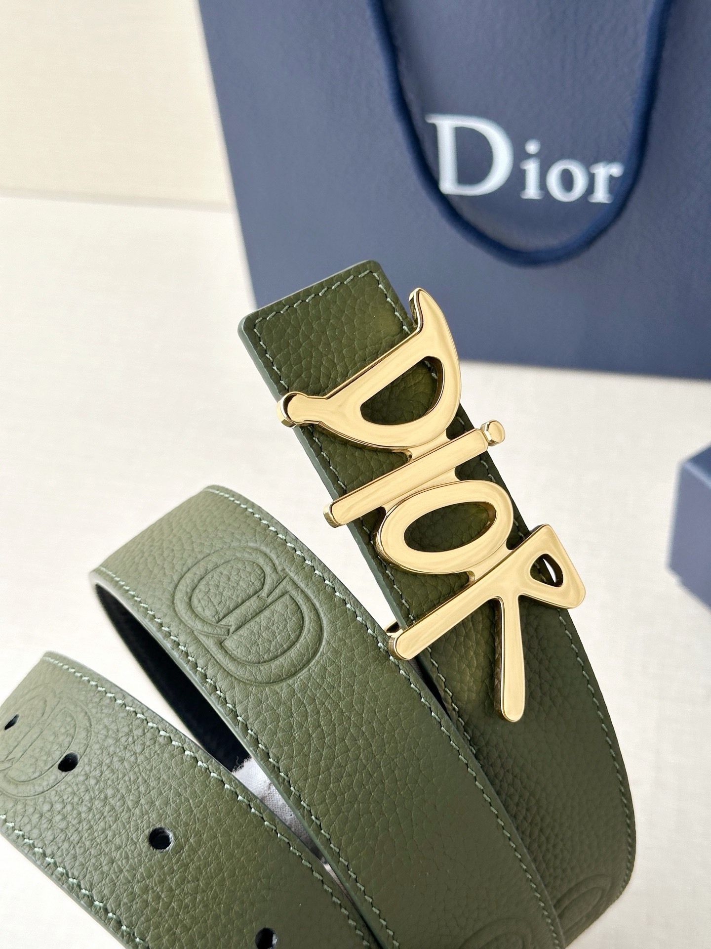 Dior 这款双面腰带结合典雅气质与摩登风范。双面均采用粒面牛皮革精心制作，一面为黑色，另一面多色可选 