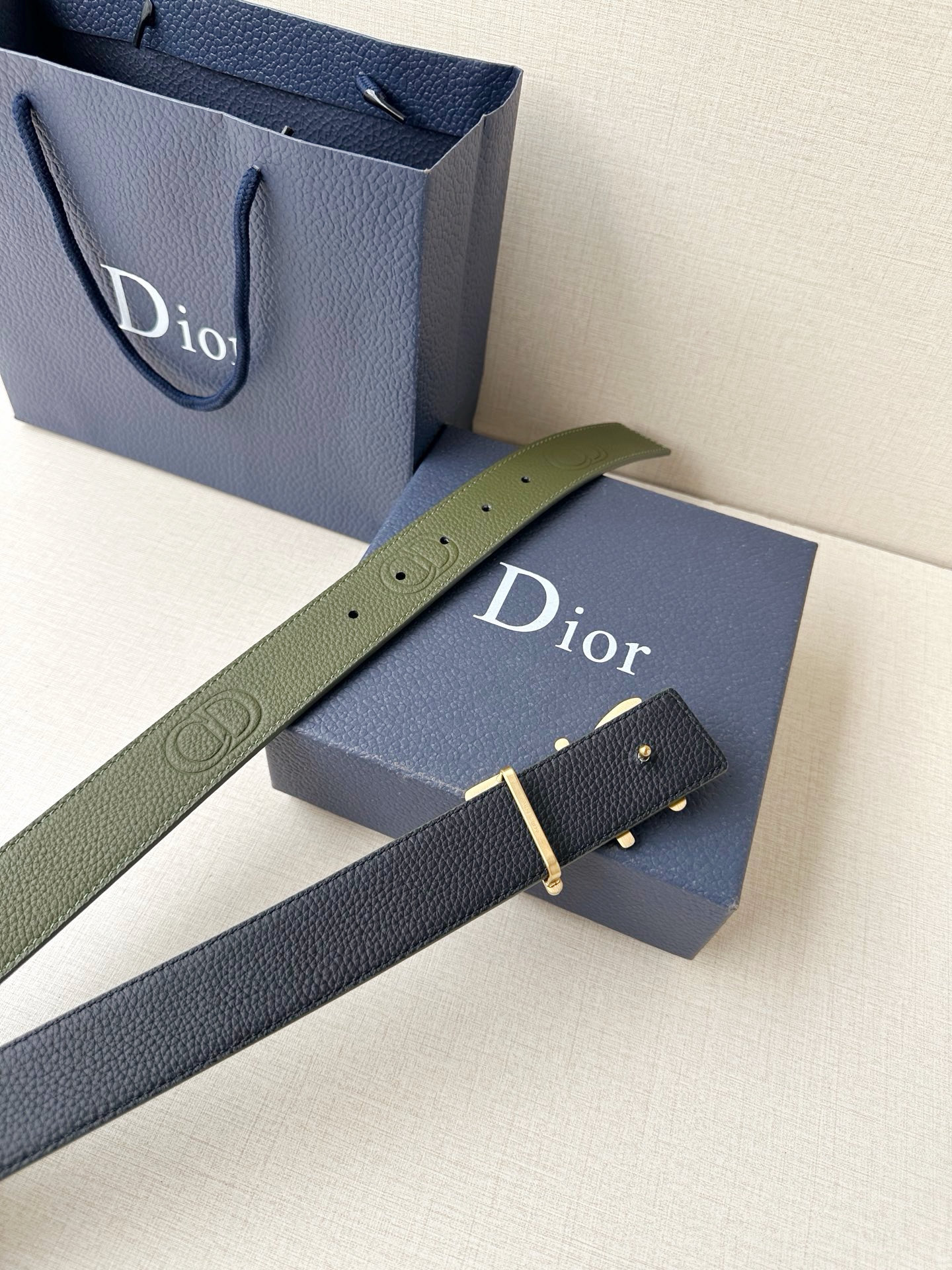 Dior 这款双面腰带结合典雅气质与摩登风范。双面均采用粒面牛皮革精心制作，一面为黑色，另一面多色可选 