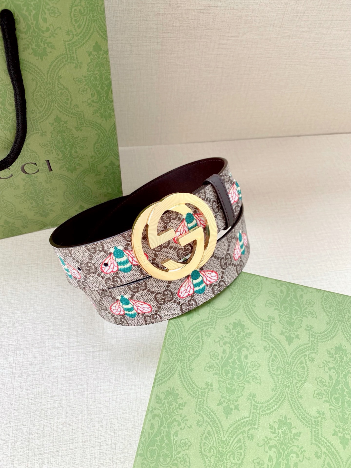 宽度4.0cm GUCCI 蜜蜂图案是Gucci动物王国中的标志性元素之一，在这款配饰中焕新演绎为卡通风