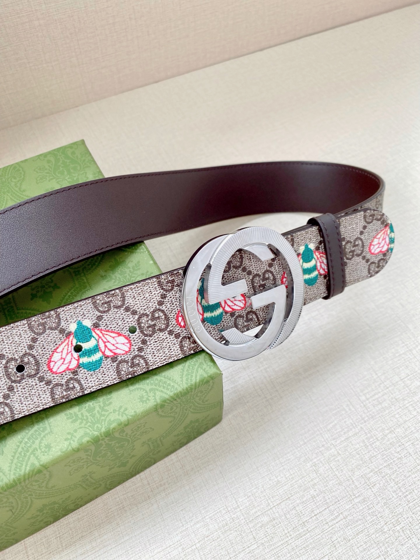 宽度4.0cm GUCCI 蜜蜂图案是Gucci动物王国中的标志性元素之一，在这款配饰中焕新演绎为卡通风