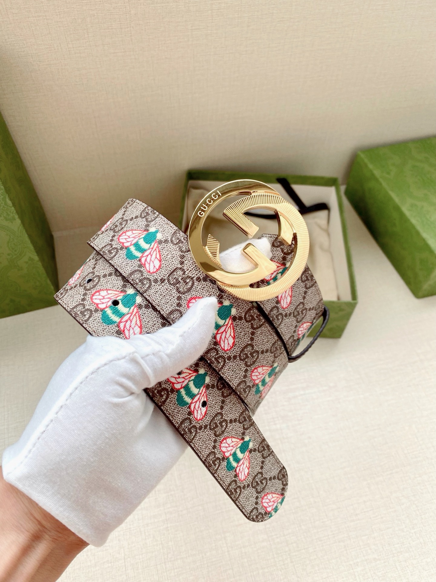 宽度4.0cm GUCCI 蜜蜂图案是Gucci动物王国中的标志性元素之一，在这款配饰中焕新演绎为卡通风