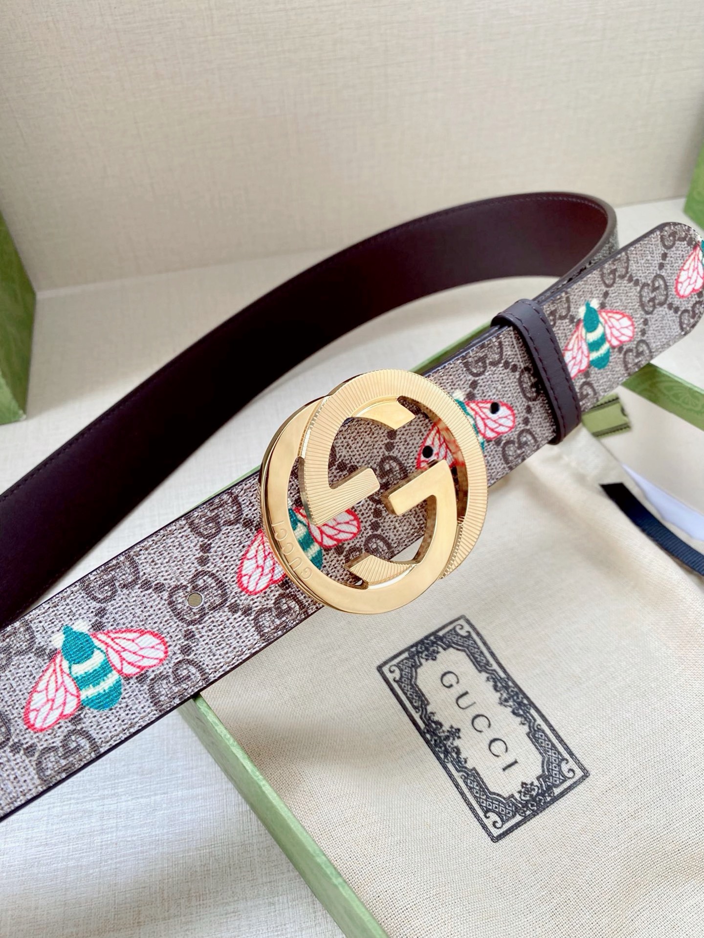 宽度4.0cm GUCCI 蜜蜂图案是Gucci动物王国中的标志性元素之一，在这款配饰中焕新演绎为卡通风