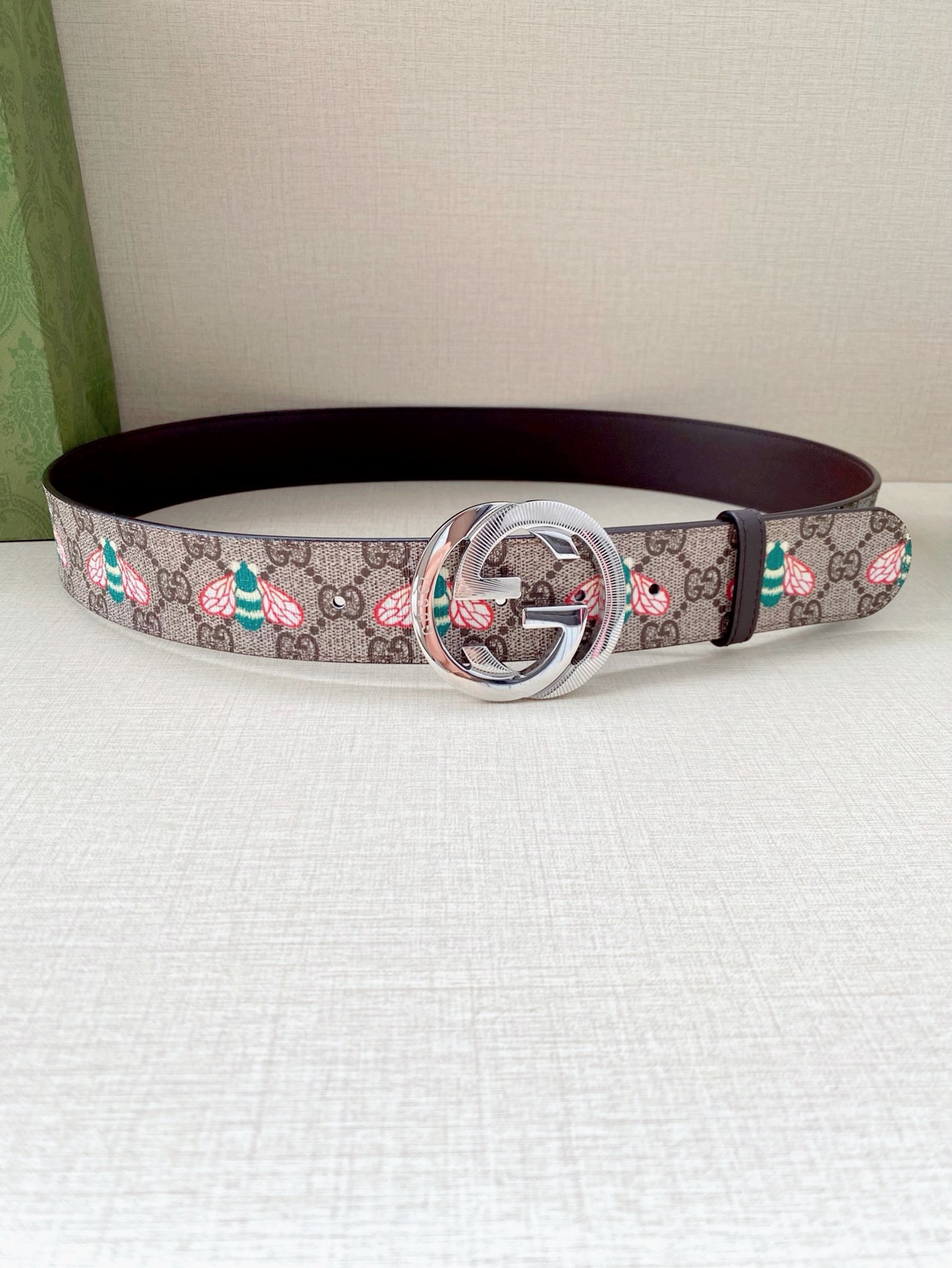 宽度4.0cm GUCCI 蜜蜂图案是Gucci动物王国中的标志性元素之一，在这款配饰中焕新演绎为卡通风