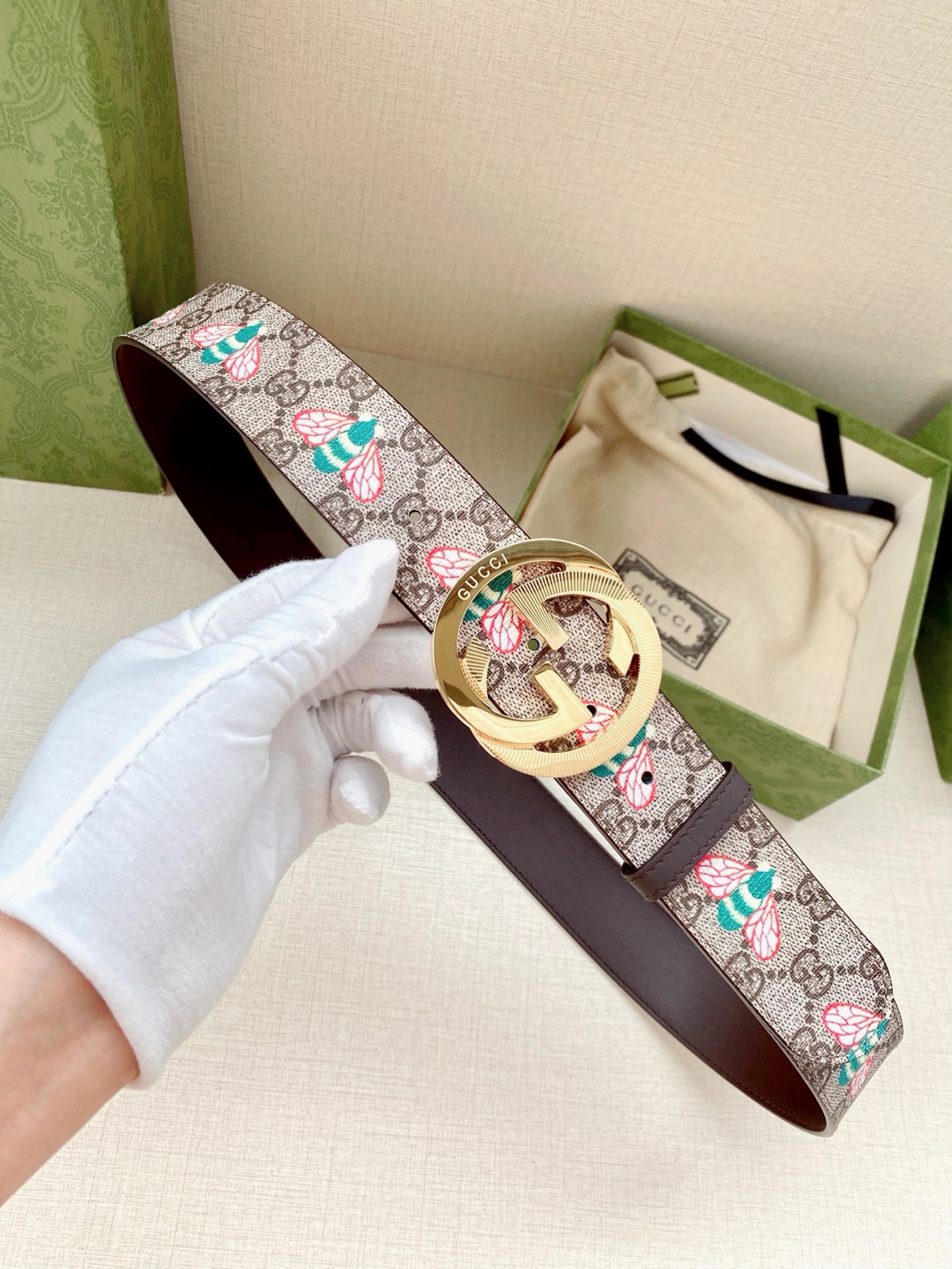 宽度4.0cm GUCCI 蜜蜂图案是Gucci动物王国中的标志性元素之一，在这款配饰中焕新演绎为卡通风