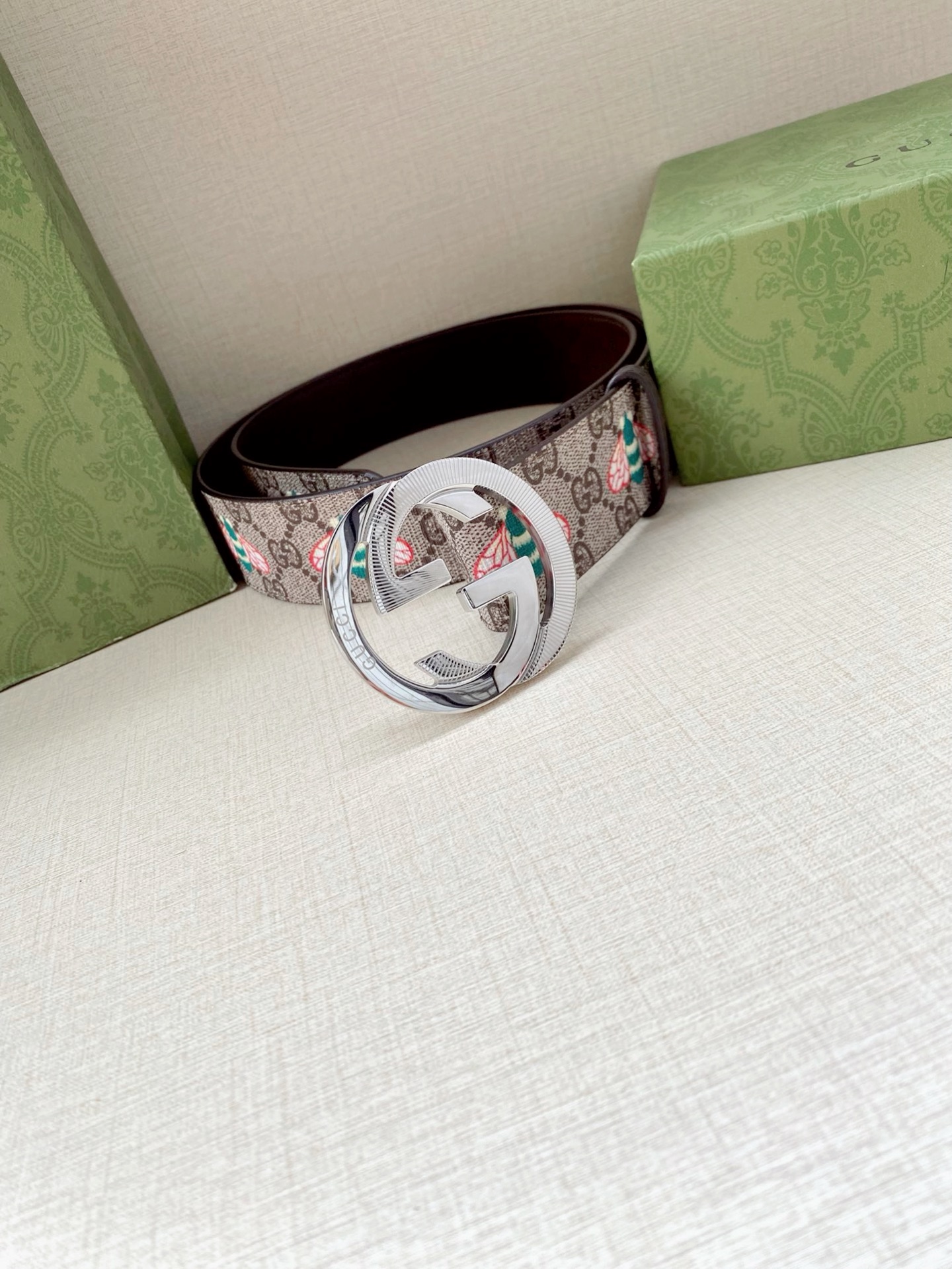 宽度4.0cm GUCCI 蜜蜂图案是Gucci动物王国中的标志性元素之一，在这款配饰中焕新演绎为卡通风