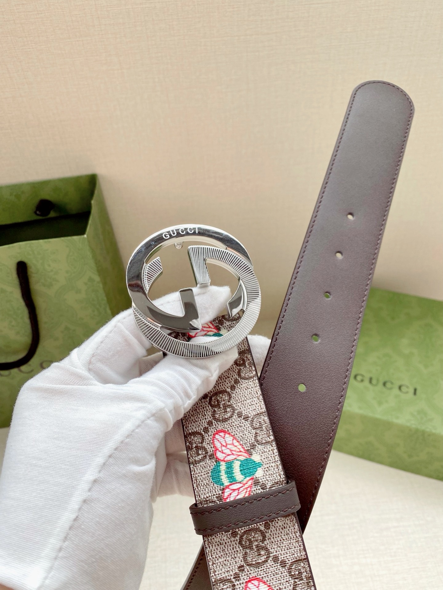 宽度4.0cm GUCCI 蜜蜂图案是Gucci动物王国中的标志性元素之一，在这款配饰中焕新演绎为卡通风