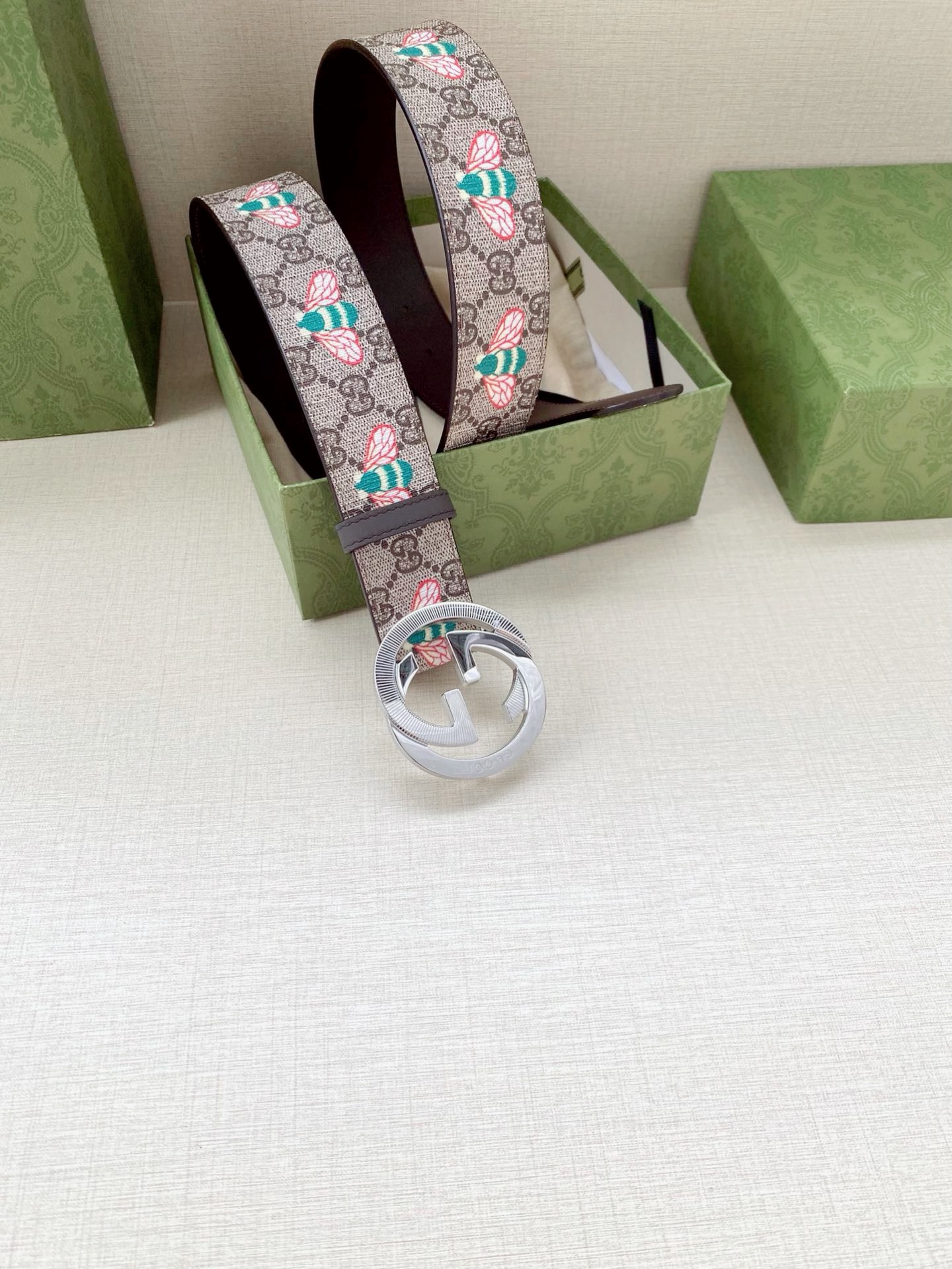 宽度4.0cm GUCCI 蜜蜂图案是Gucci动物王国中的标志性元素之一，在这款配饰中焕新演绎为卡通风