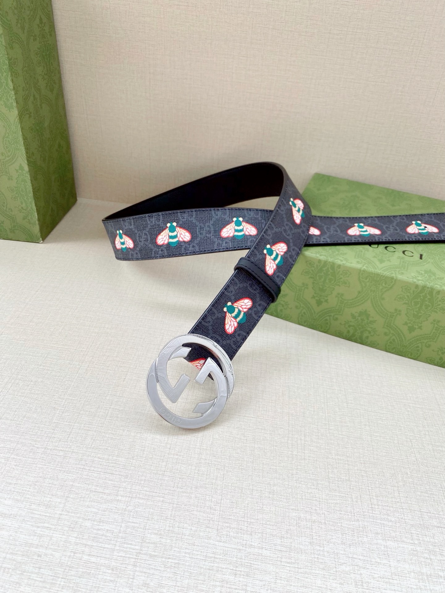 宽度4.0cm GUCCI 蜜蜂图案是Gucci动物王国中的标志性元素之一，在这款配饰中焕新演绎为卡通风