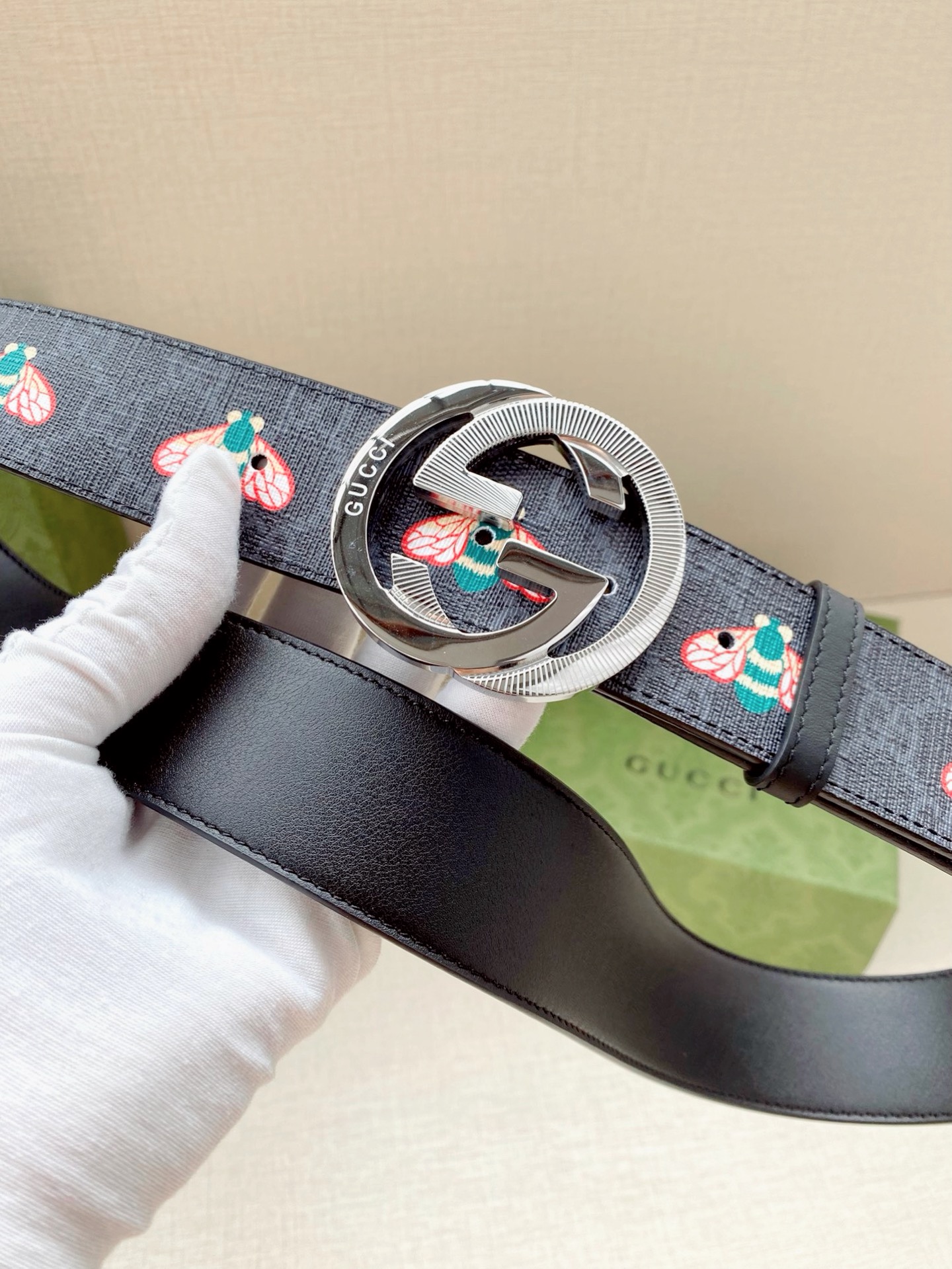 宽度4.0cm GUCCI 蜜蜂图案是Gucci动物王国中的标志性元素之一，在这款配饰中焕新演绎为卡通风
