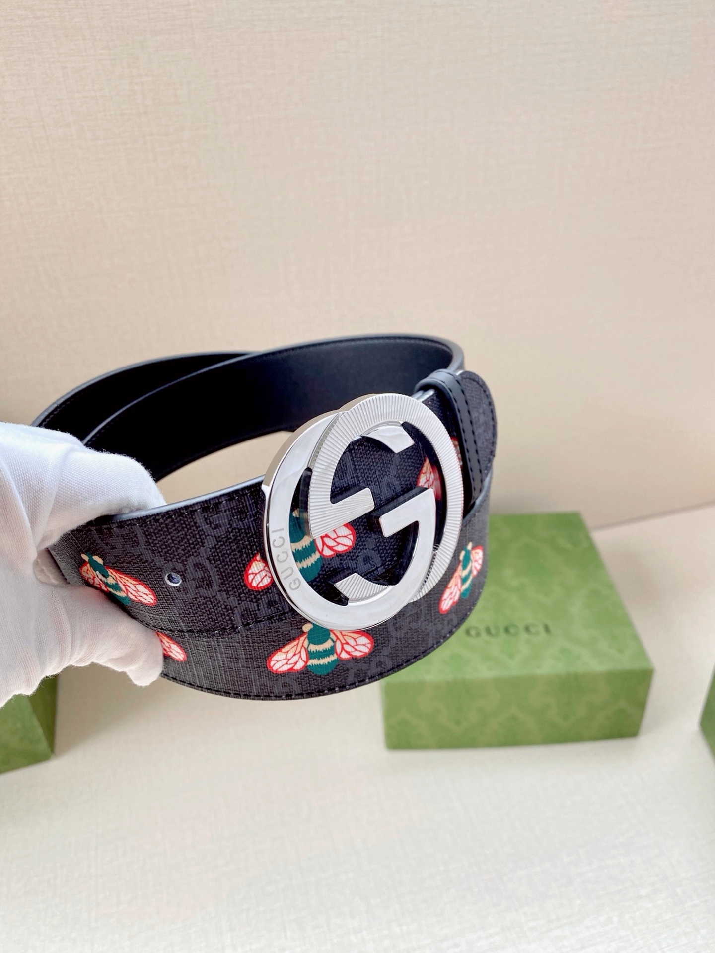 宽度4.0cm GUCCI 蜜蜂图案是Gucci动物王国中的标志性元素之一，在这款配饰中焕新演绎为卡通风
