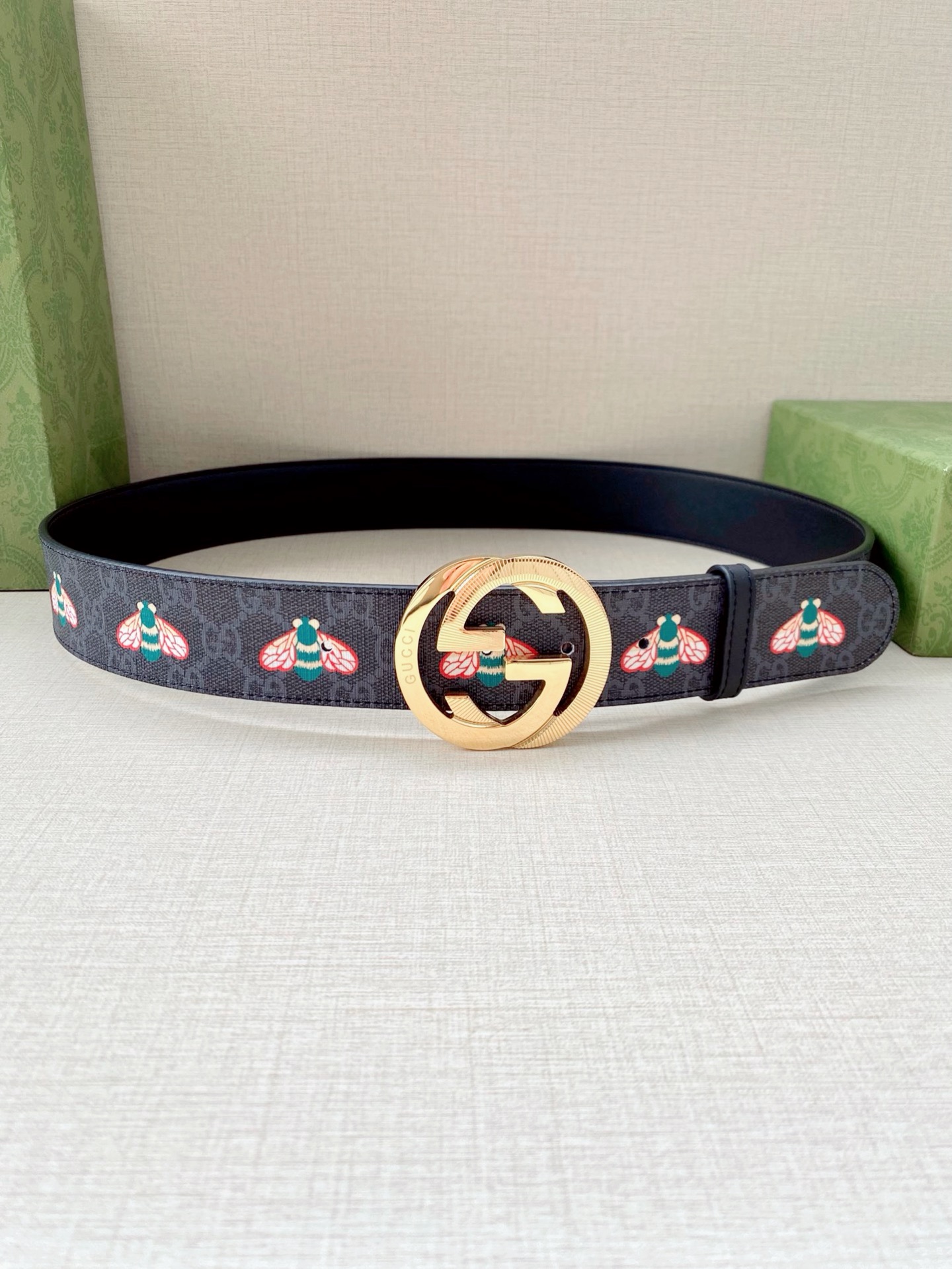 宽度4.0cm GUCCI 蜜蜂图案是Gucci动物王国中的标志性元素之一，在这款配饰中焕新演绎为卡通风
