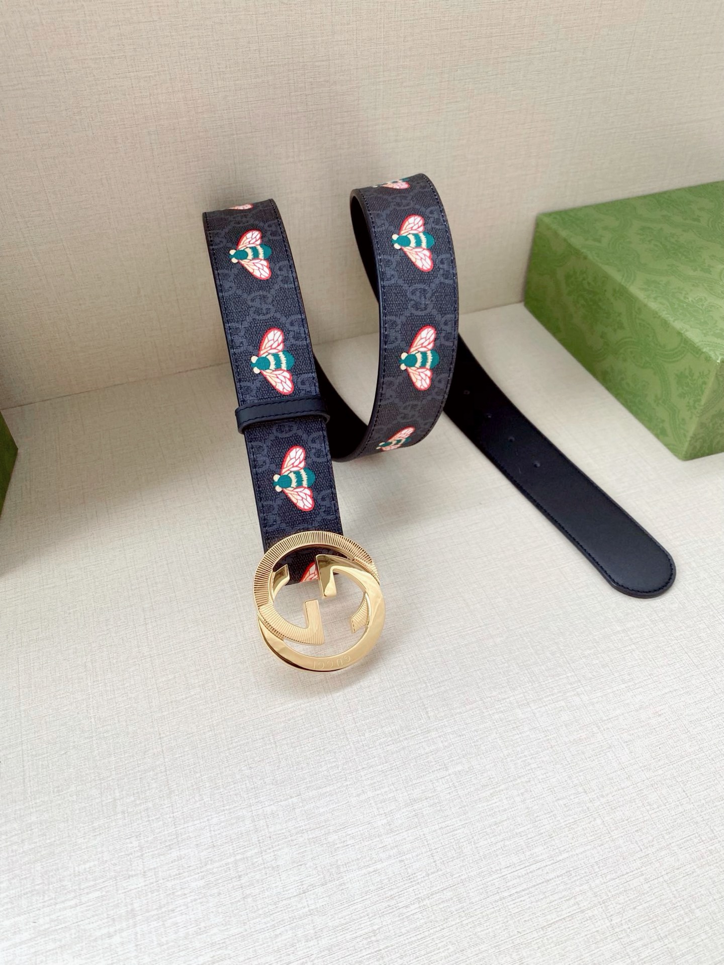 宽度4.0cm GUCCI 蜜蜂图案是Gucci动物王国中的标志性元素之一，在这款配饰中焕新演绎为卡通风