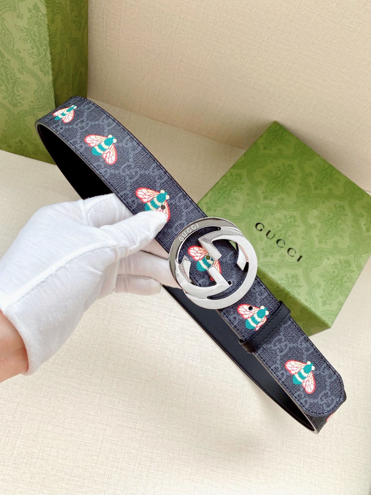 宽度4.0cm GUCCI 蜜蜂图案是Gucci动物王国中的标志性元素之一，在这款配饰中焕新演绎为卡通风