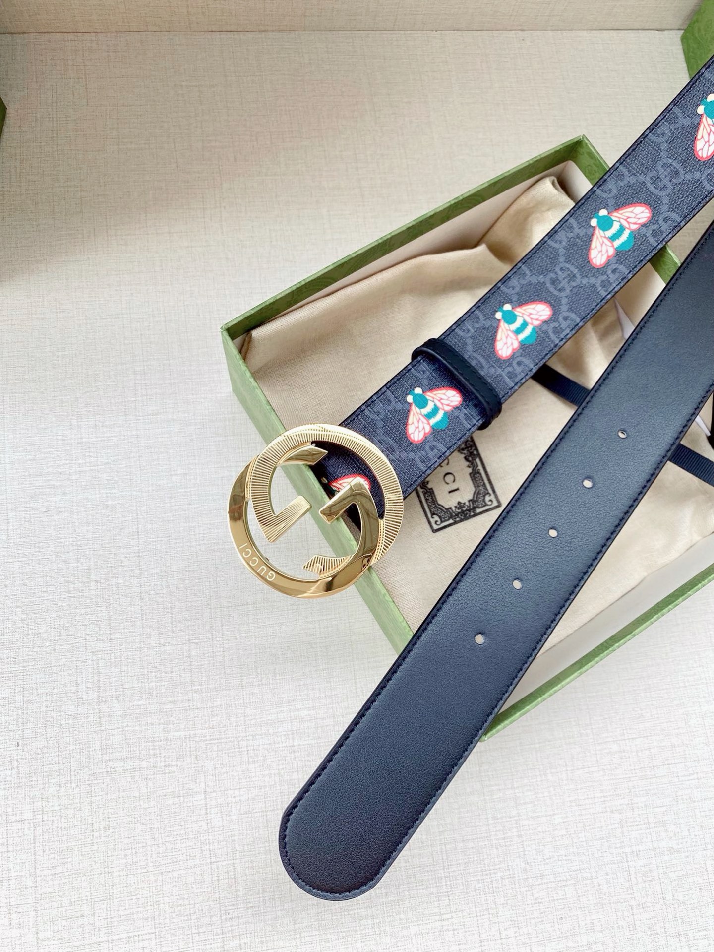 宽度4.0cm GUCCI 蜜蜂图案是Gucci动物王国中的标志性元素之一，在这款配饰中焕新演绎为卡通风