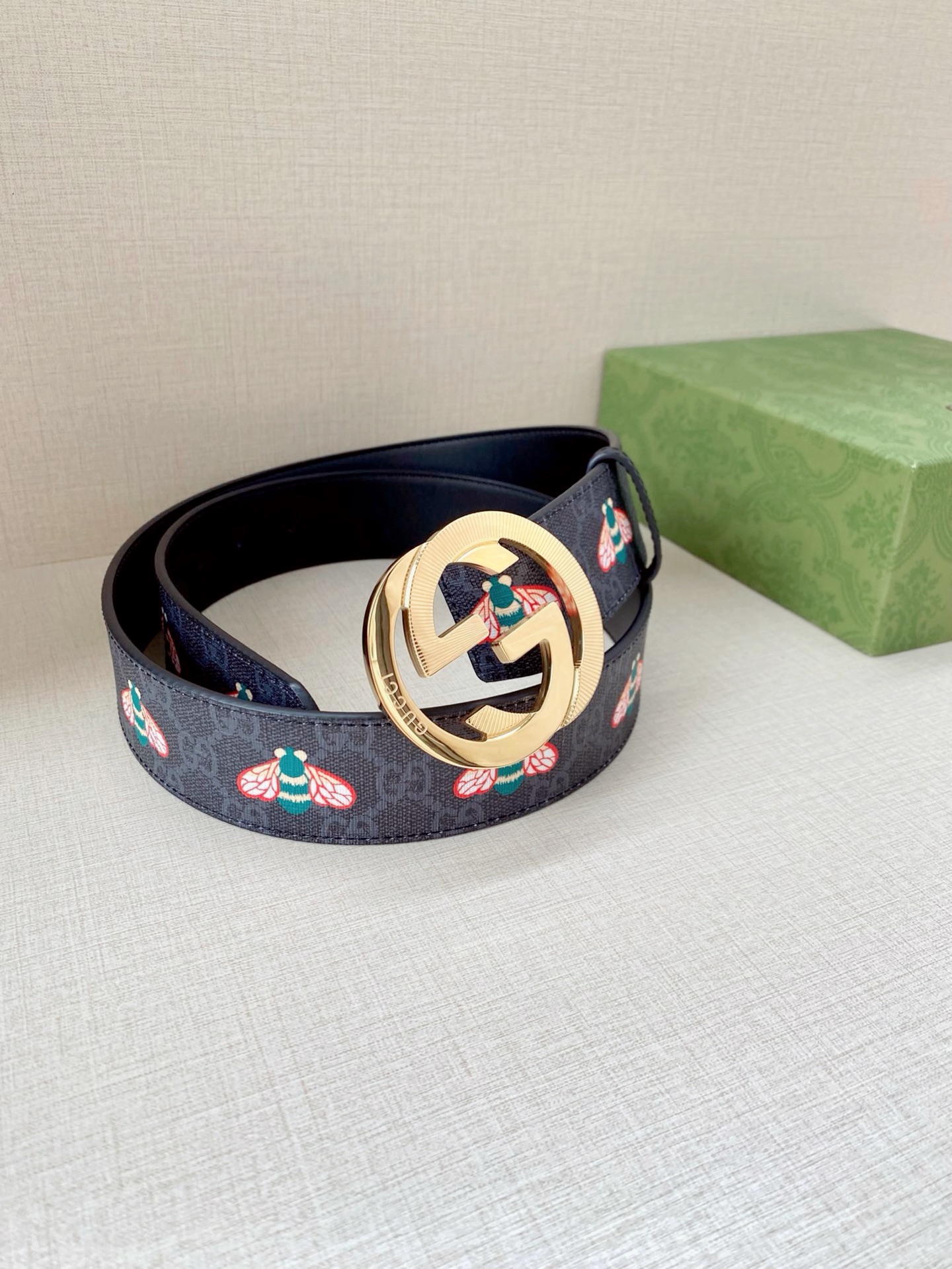 宽度4.0cm GUCCI 蜜蜂图案是Gucci动物王国中的标志性元素之一，在这款配饰中焕新演绎为卡通风