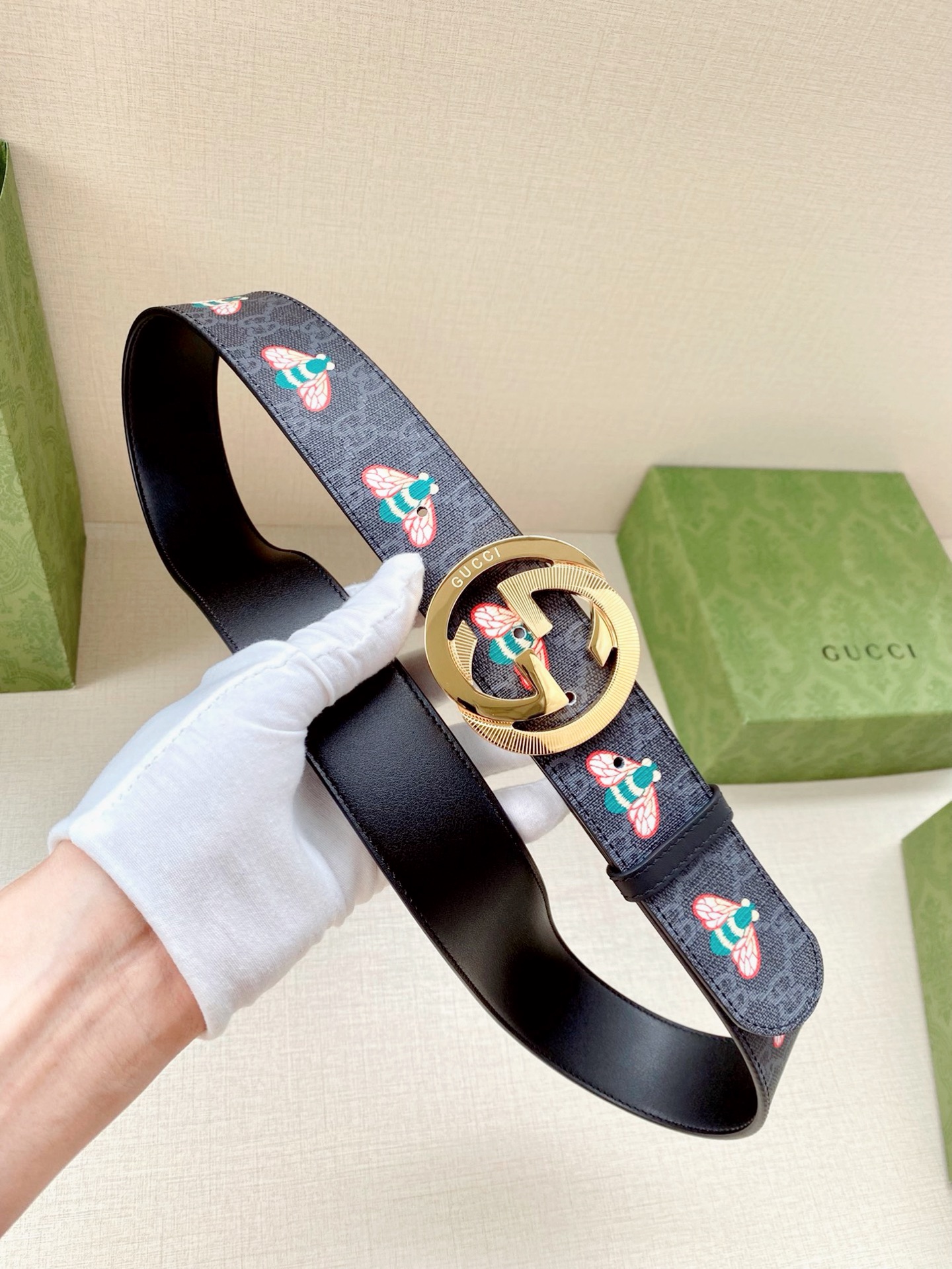宽度4.0cm GUCCI 蜜蜂图案是Gucci动物王国中的标志性元素之一，在这款配饰中焕新演绎为卡通风