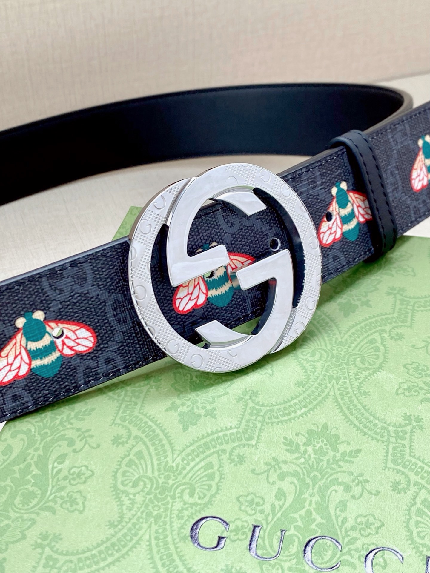 宽度4.0cm GUCCI 蜜蜂图案是Gucci动物王国中的标志性元素之一，在这款配饰中焕新演绎为卡通风