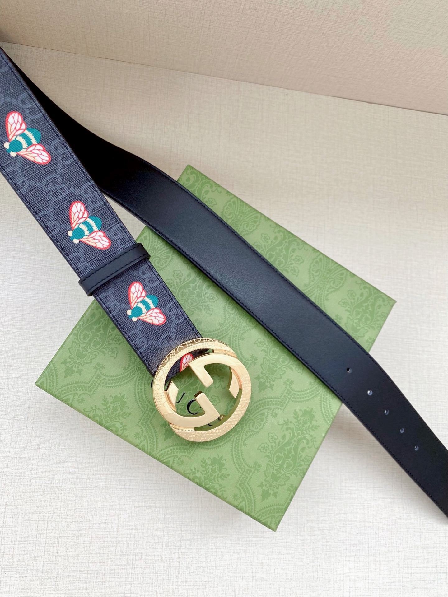 宽度4.0cm GUCCI 蜜蜂图案是Gucci动物王国中的标志性元素之一，在这款配饰中焕新演绎为卡通风