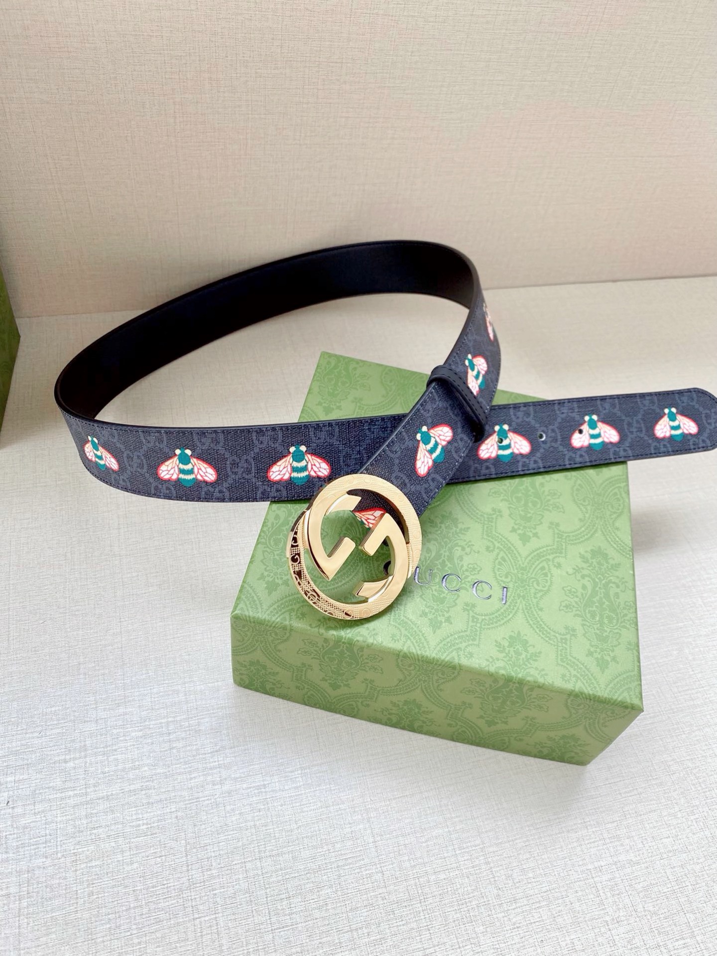 宽度4.0cm GUCCI 蜜蜂图案是Gucci动物王国中的标志性元素之一，在这款配饰中焕新演绎为卡通风