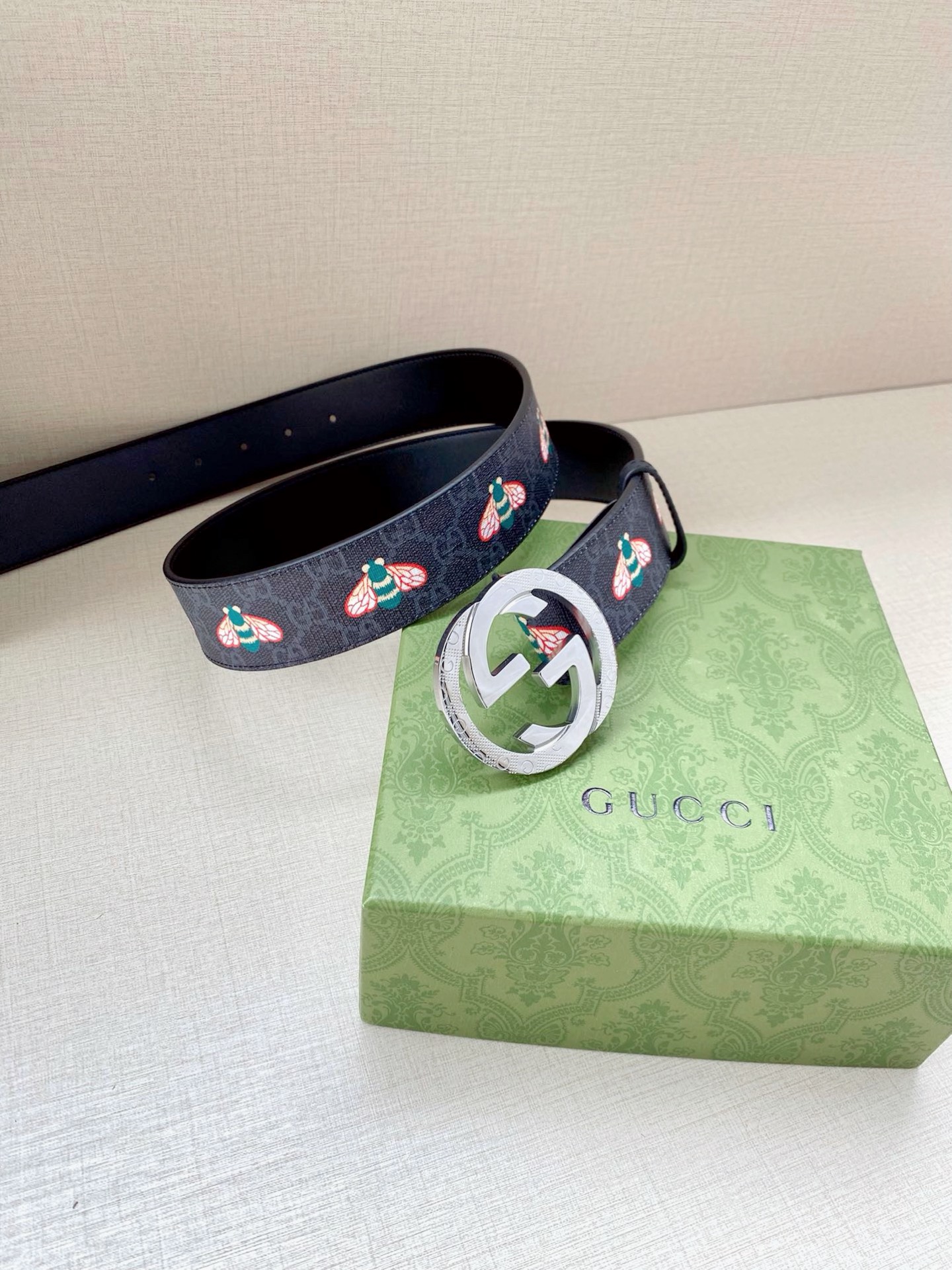宽度4.0cm GUCCI 蜜蜂图案是Gucci动物王国中的标志性元素之一，在这款配饰中焕新演绎为卡通风