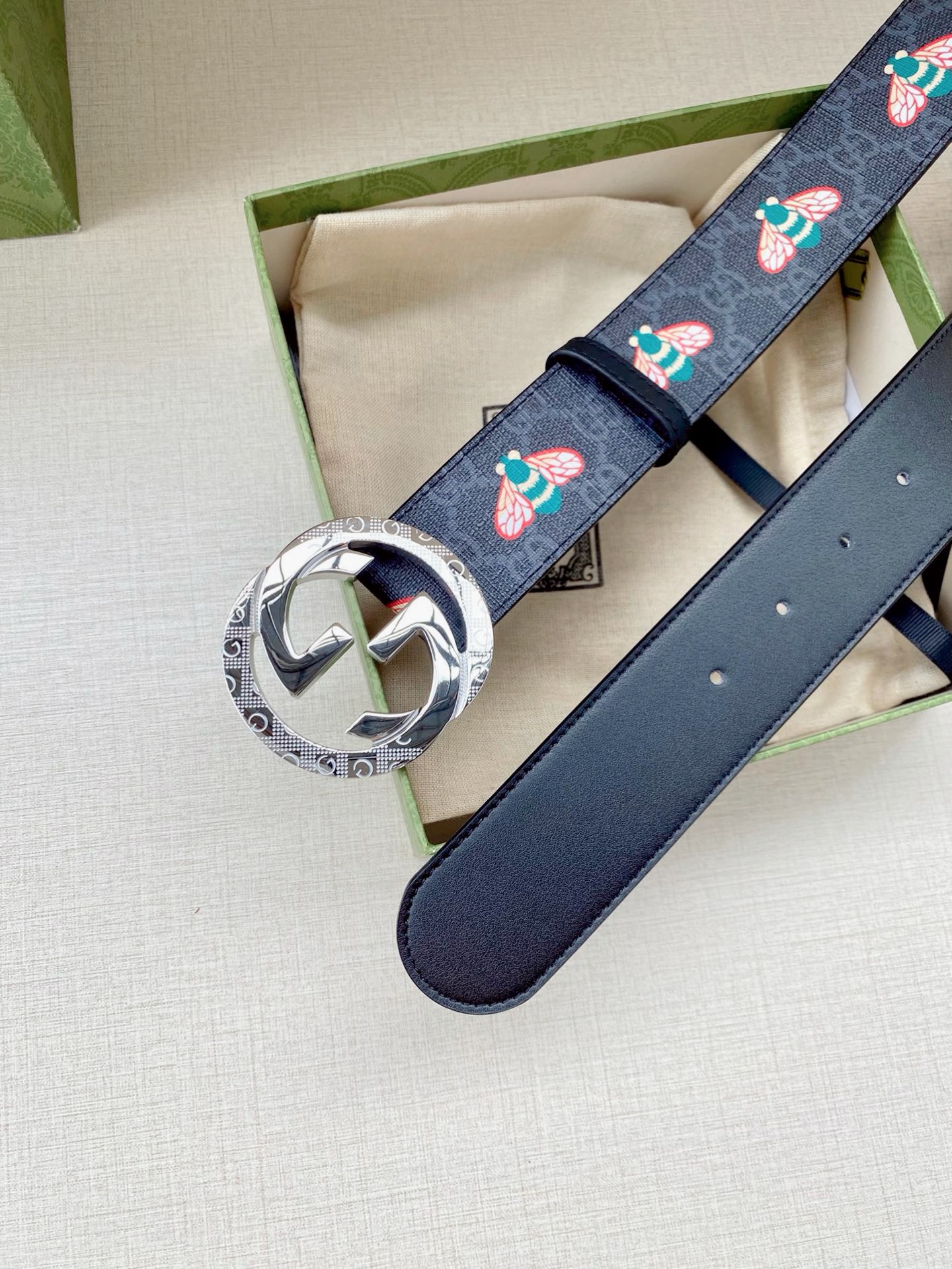 宽度4.0cm GUCCI 蜜蜂图案是Gucci动物王国中的标志性元素之一，在这款配饰中焕新演绎为卡通风