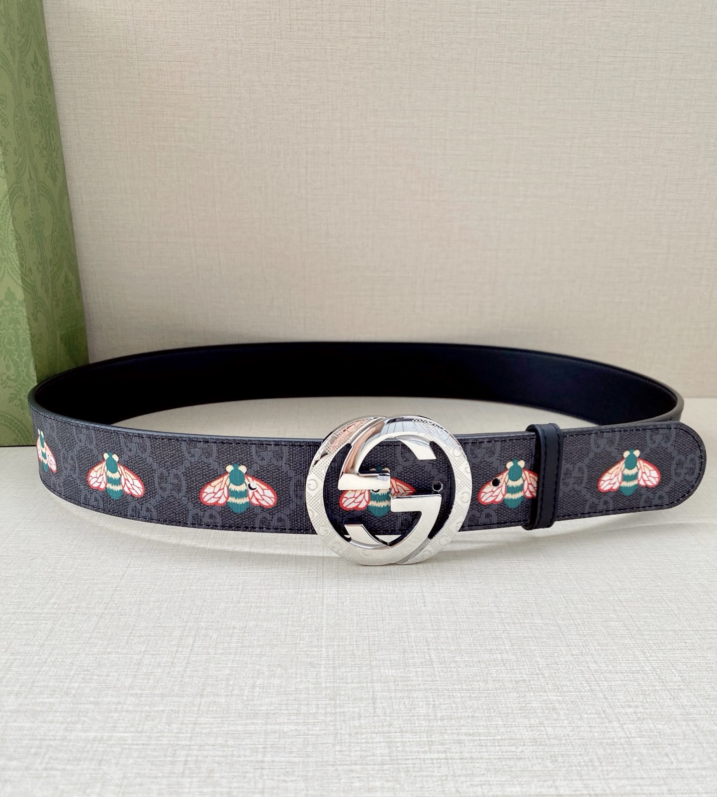 宽度4.0cm GUCCI 蜜蜂图案是Gucci动物王国中的标志性元素之一，在这款配饰中焕新演绎为卡通风