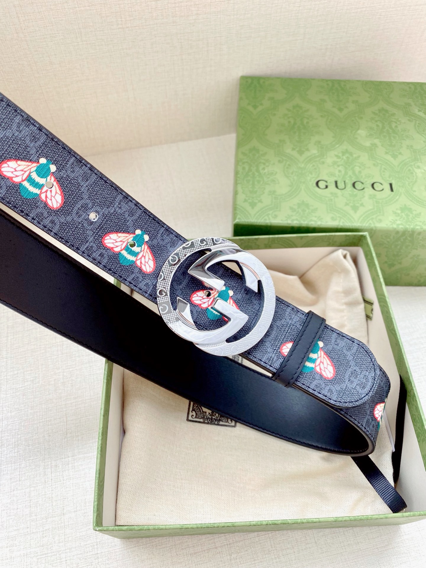 宽度4.0cm GUCCI 蜜蜂图案是Gucci动物王国中的标志性元素之一，在这款配饰中焕新演绎为卡通风