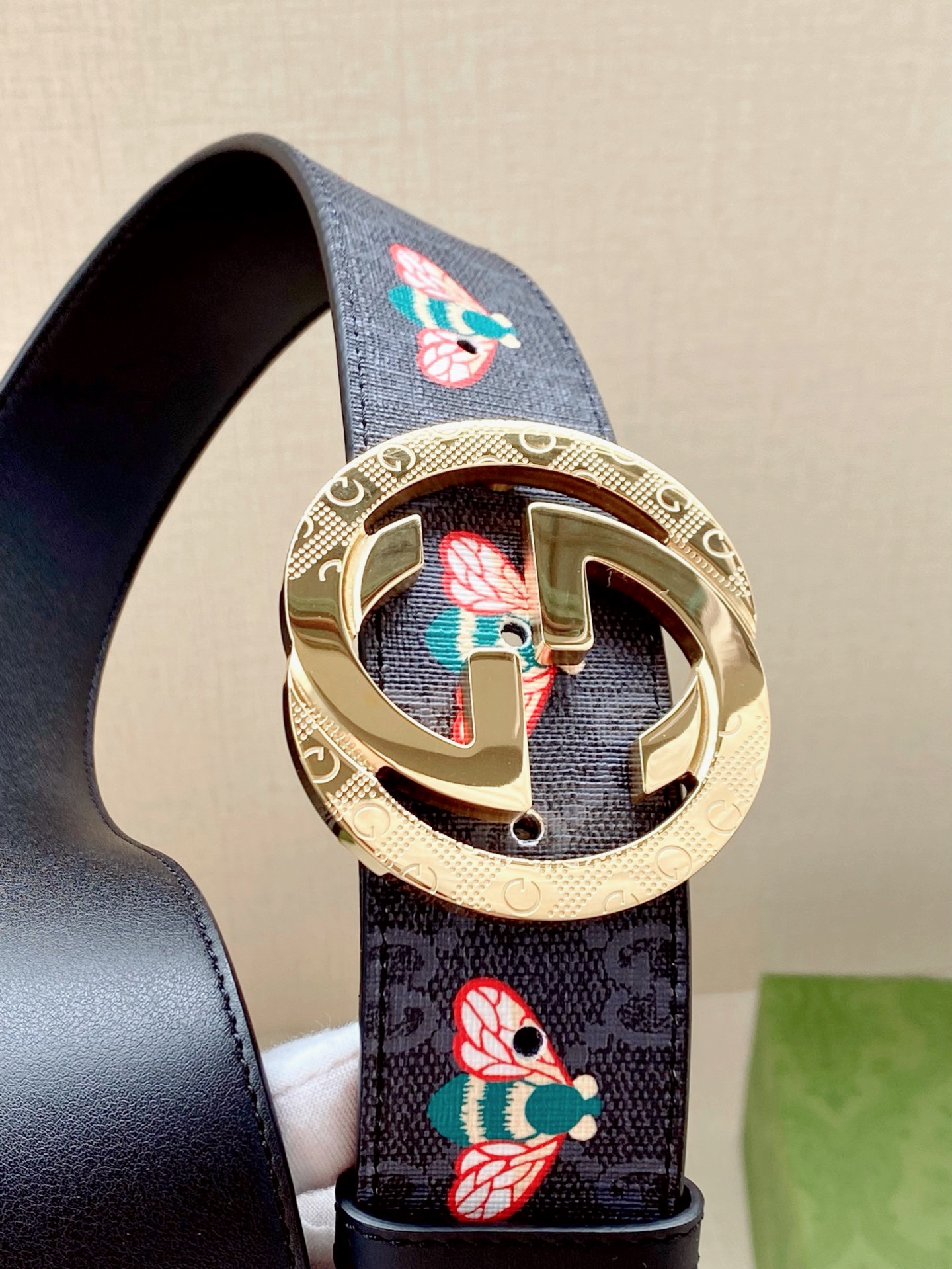 宽度4.0cm GUCCI 蜜蜂图案是Gucci动物王国中的标志性元素之一，在这款配饰中焕新演绎为卡通风