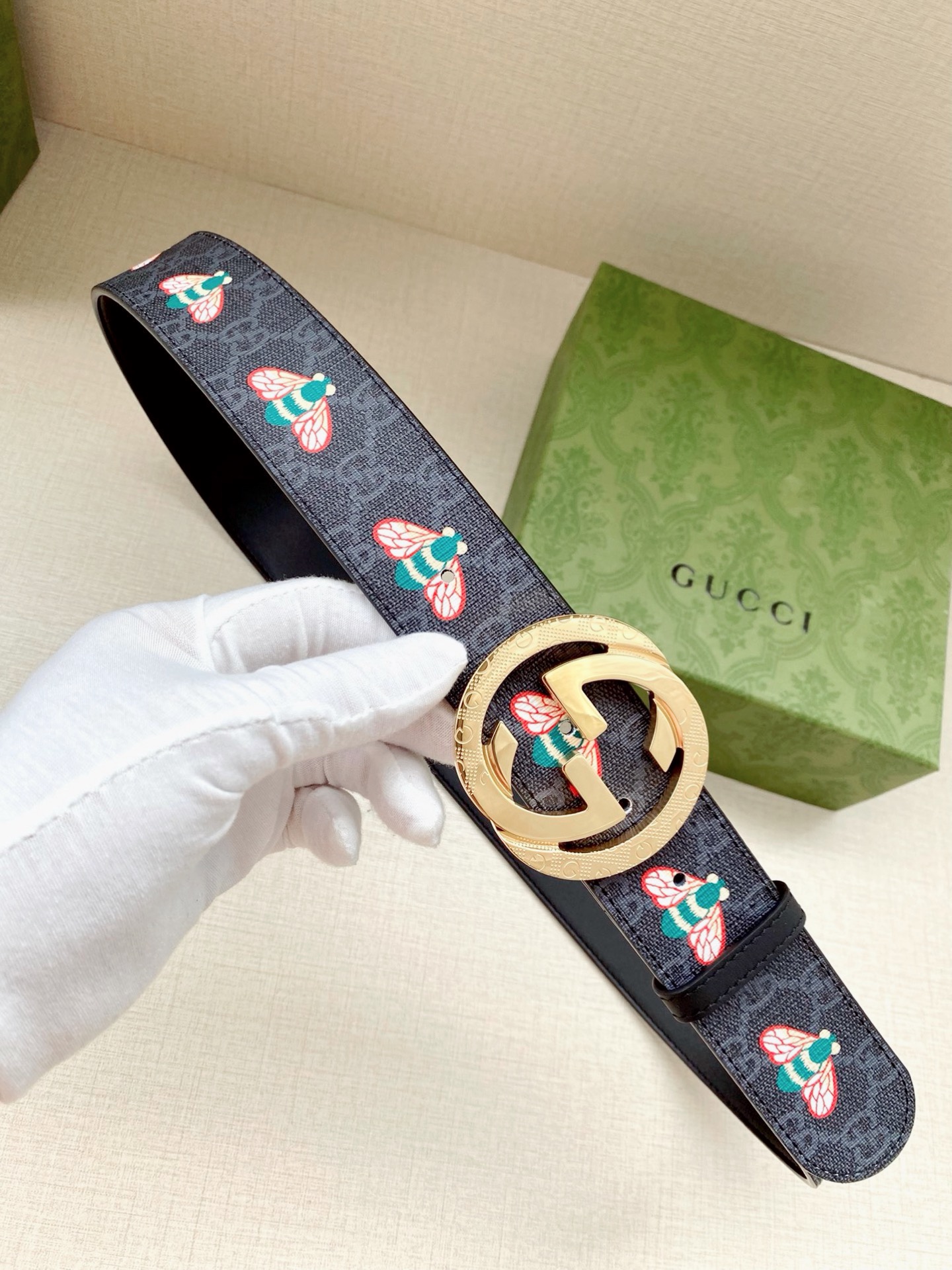 宽度4.0cm GUCCI 蜜蜂图案是Gucci动物王国中的标志性元素之一，在这款配饰中焕新演绎为卡通风
