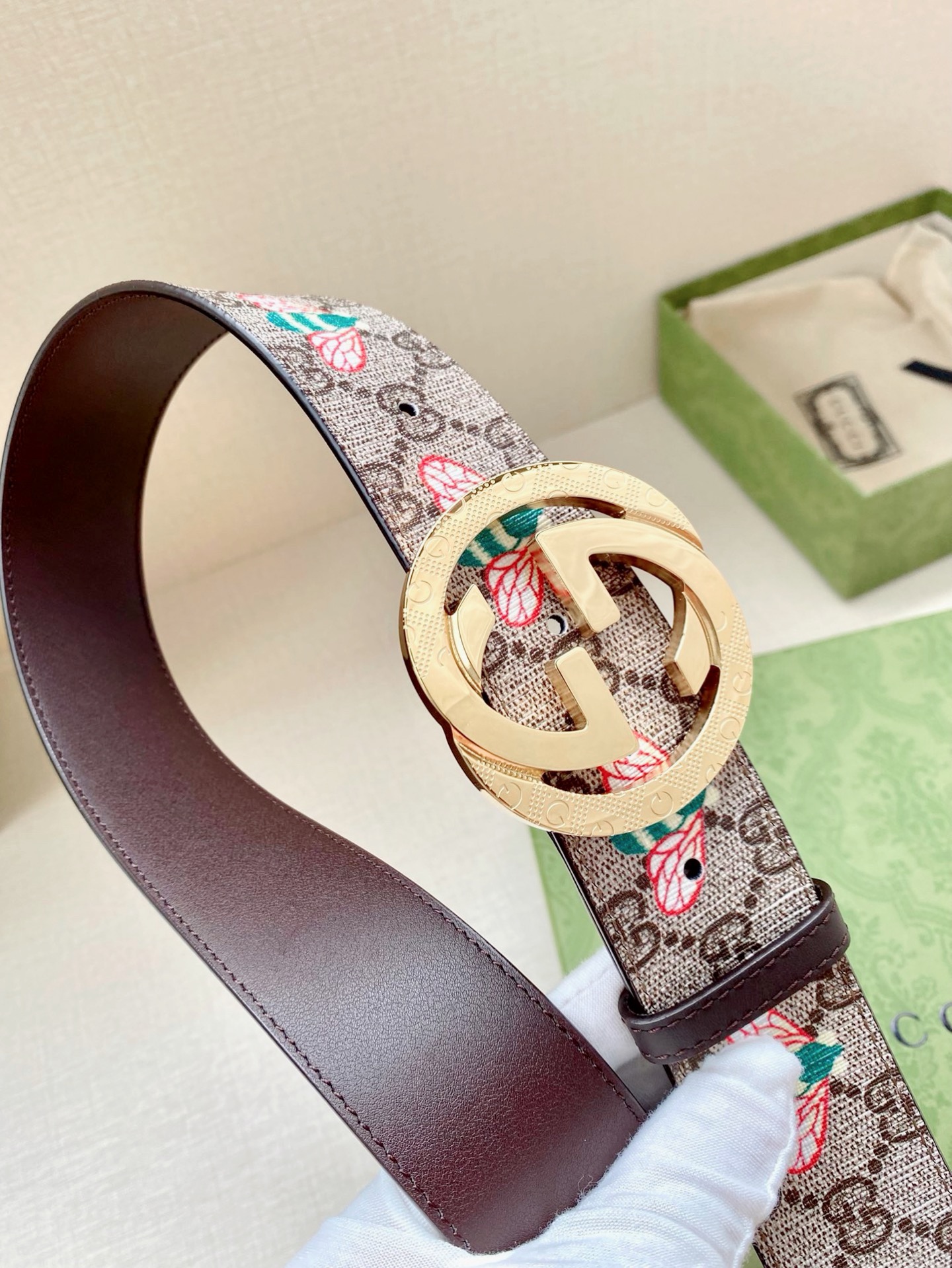 宽度4.0cm GUCCI 蜜蜂图案是Gucci动物王国中的标志性元素之一，在这款配饰中焕新演绎为卡通风