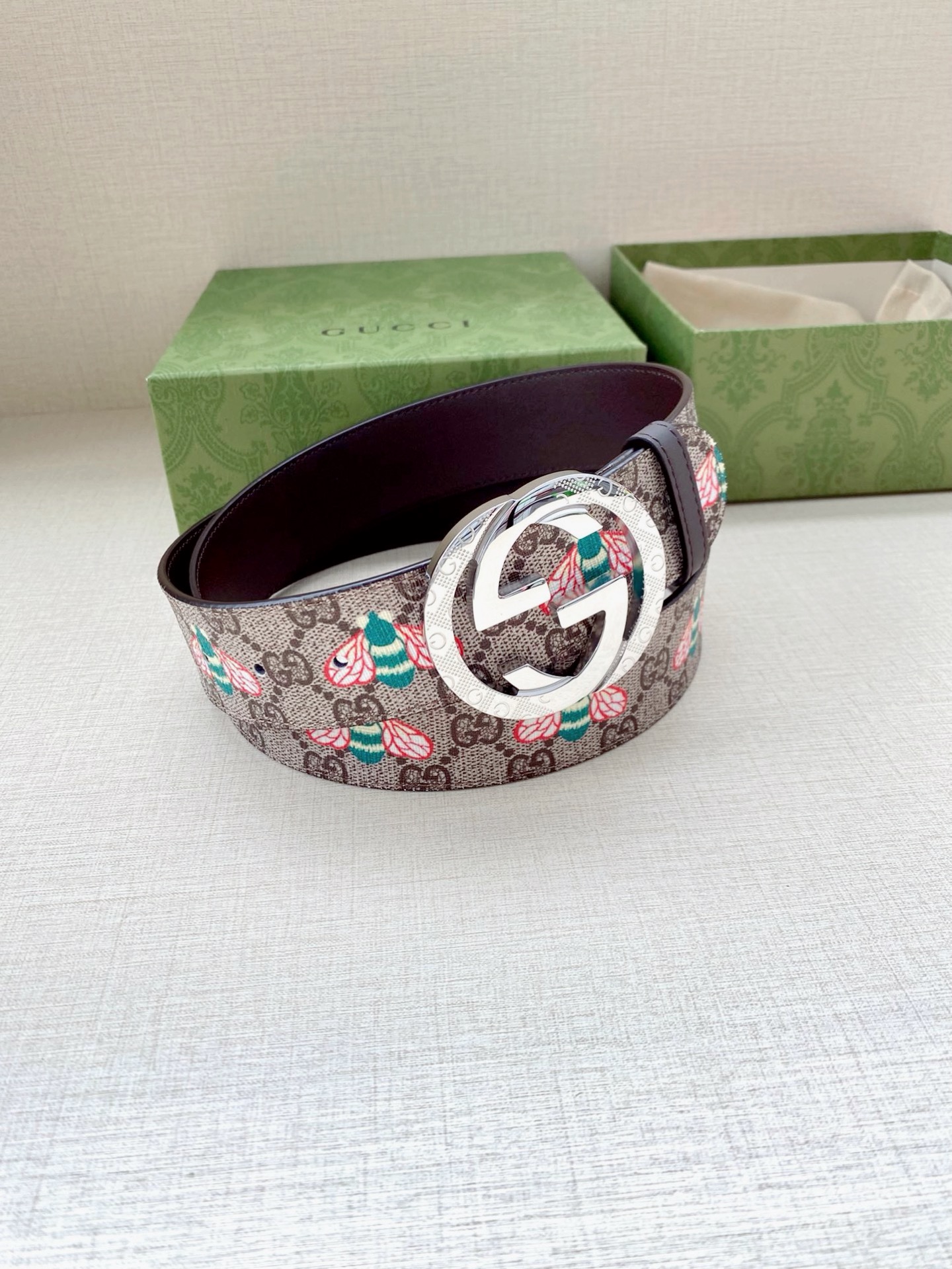 宽度4.0cm GUCCI 蜜蜂图案是Gucci动物王国中的标志性元素之一，在这款配饰中焕新演绎为卡通风