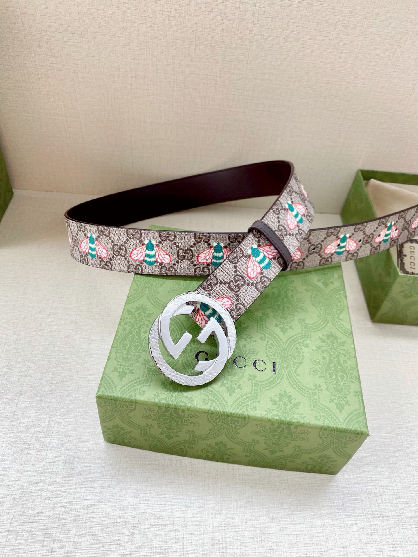 宽度4.0cm GUCCI 蜜蜂图案是Gucci动物王国中的标志性元素之一，在这款配饰中焕新演绎为卡通风