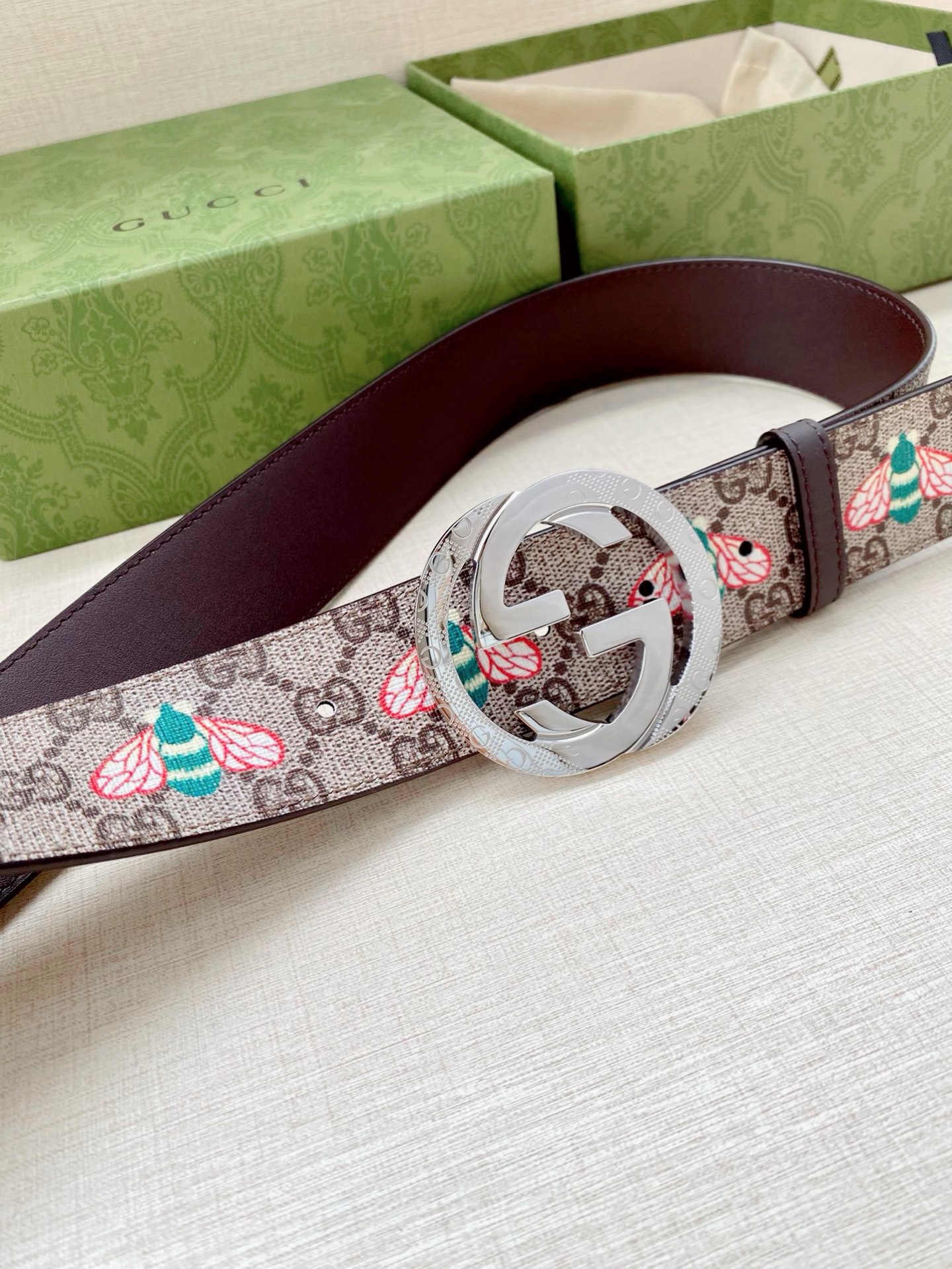 宽度4.0cm GUCCI 蜜蜂图案是Gucci动物王国中的标志性元素之一，在这款配饰中焕新演绎为卡通风