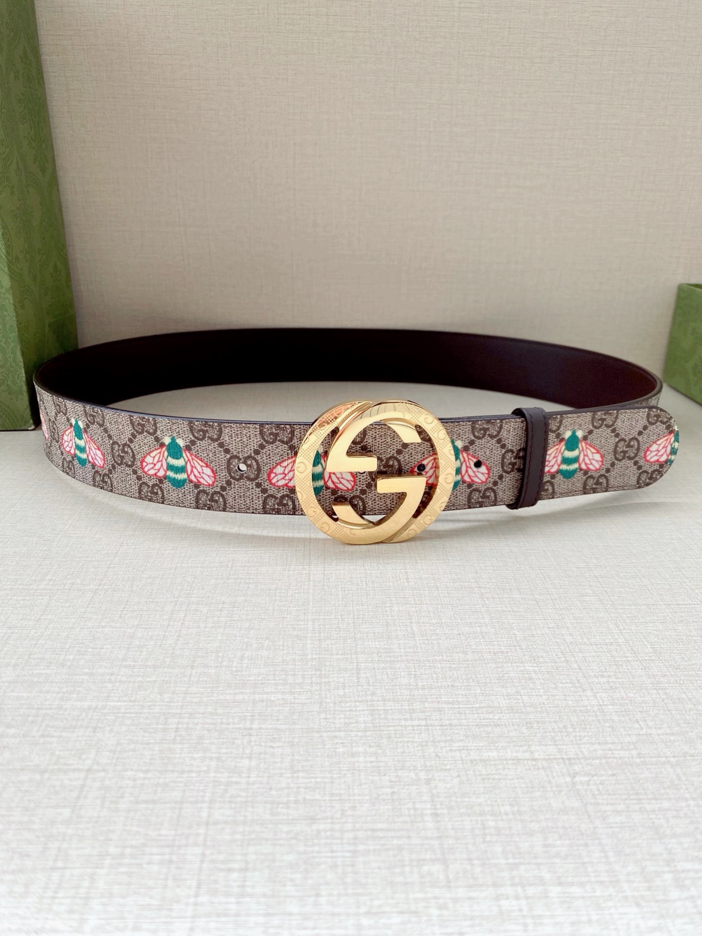 宽度4.0cm GUCCI 蜜蜂图案是Gucci动物王国中的标志性元素之一，在这款配饰中焕新演绎为卡通风