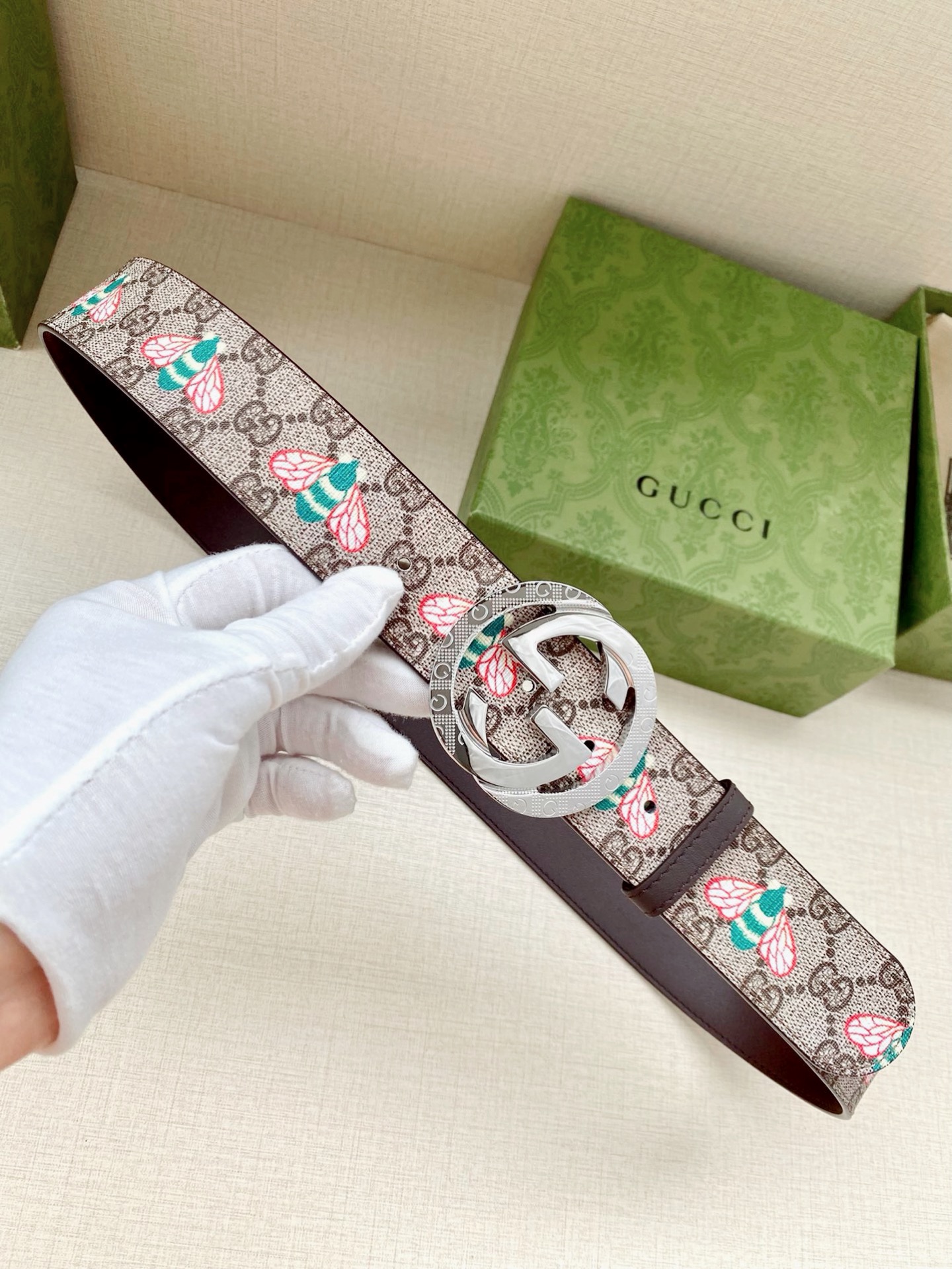 宽度4.0cm GUCCI 蜜蜂图案是Gucci动物王国中的标志性元素之一，在这款配饰中焕新演绎为卡通风