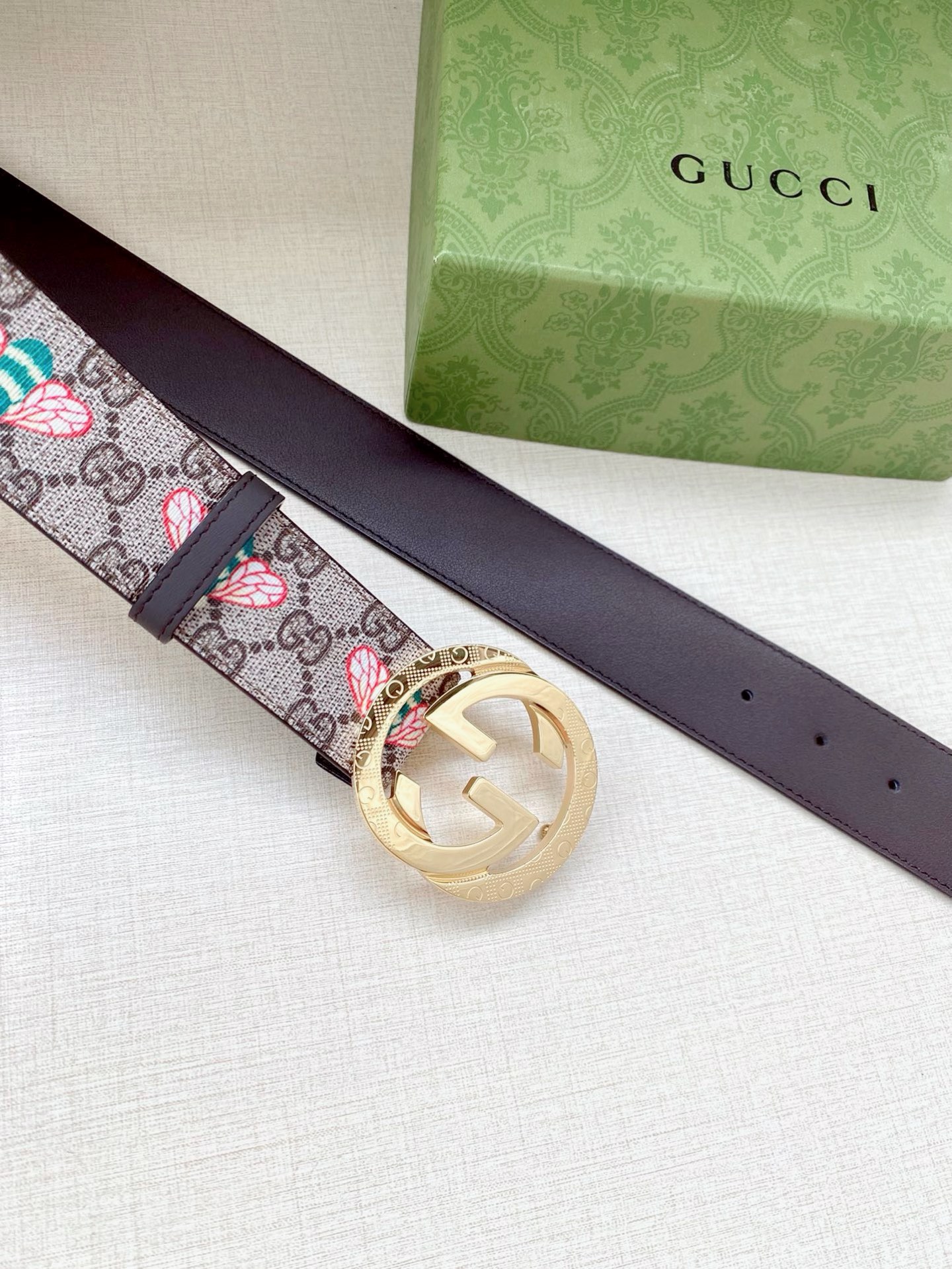 宽度4.0cm GUCCI 蜜蜂图案是Gucci动物王国中的标志性元素之一，在这款配饰中焕新演绎为卡通风