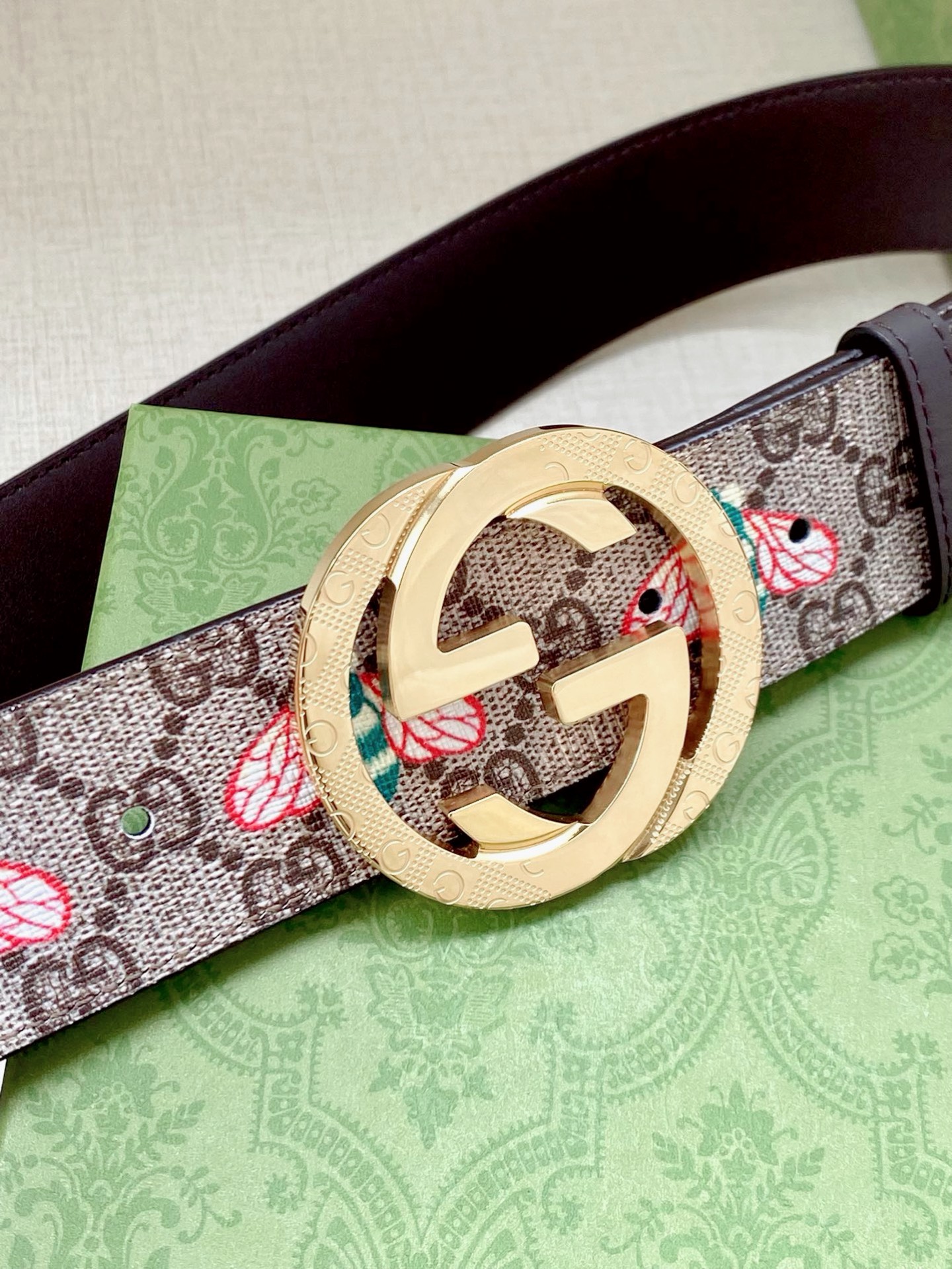 宽度4.0cm GUCCI 蜜蜂图案是Gucci动物王国中的标志性元素之一，在这款配饰中焕新演绎为卡通风