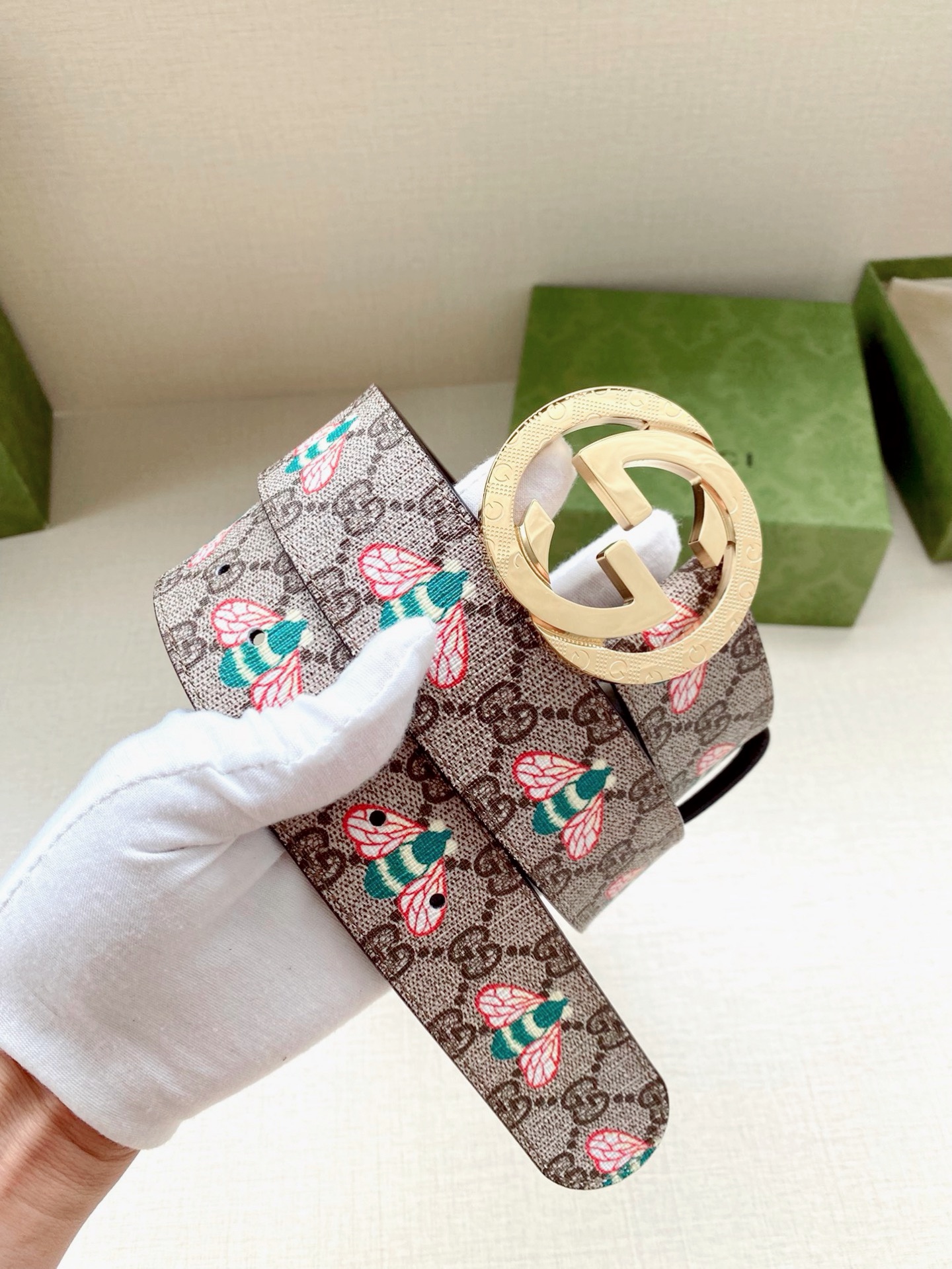 宽度4.0cm GUCCI 蜜蜂图案是Gucci动物王国中的标志性元素之一，在这款配饰中焕新演绎为卡通风