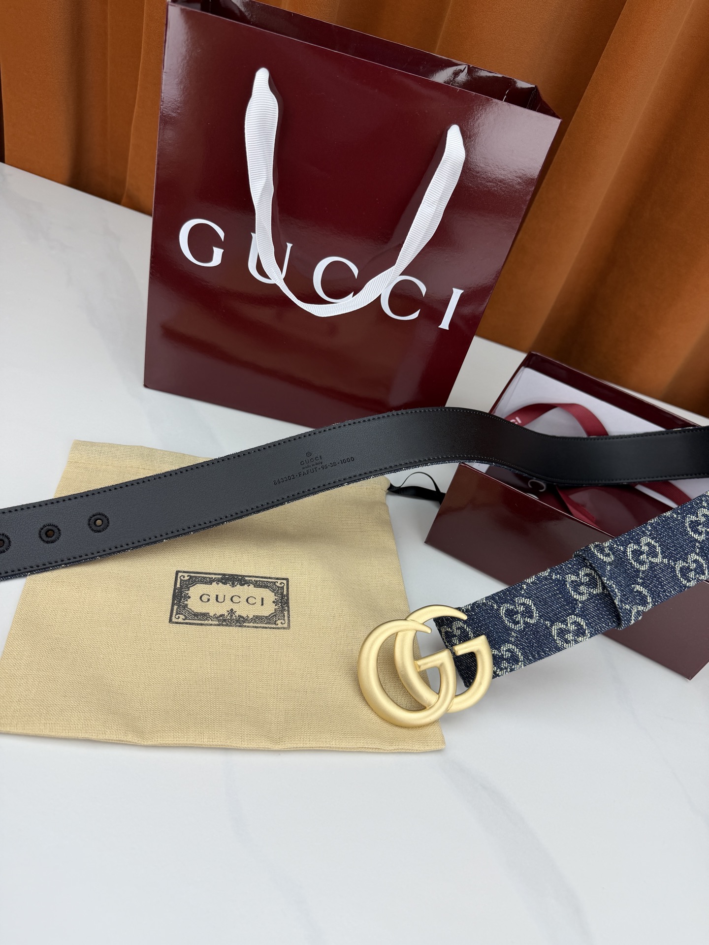 GUCCI 4.0cm宽度老花帆布腰带，深蓝底色织满GG经典提花，反面黑色光面皮革双面从容。立体双G金属