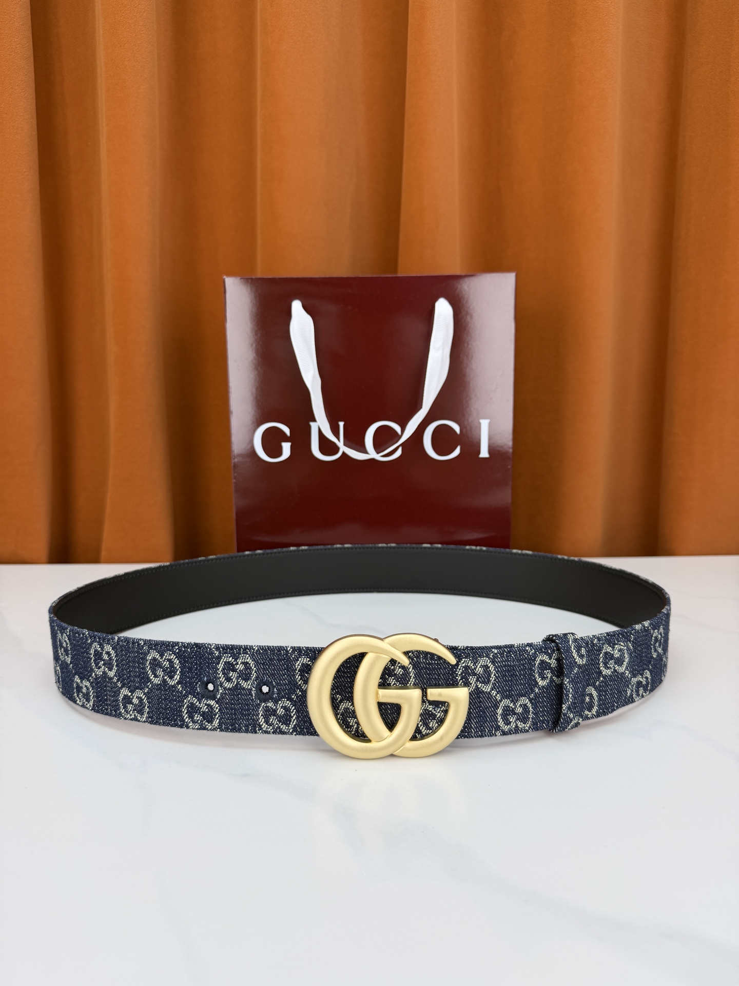 GUCCI 4.0cm宽度老花帆布腰带，深蓝底色织满GG经典提花，反面黑色光面皮革双面从容。立体双G金属