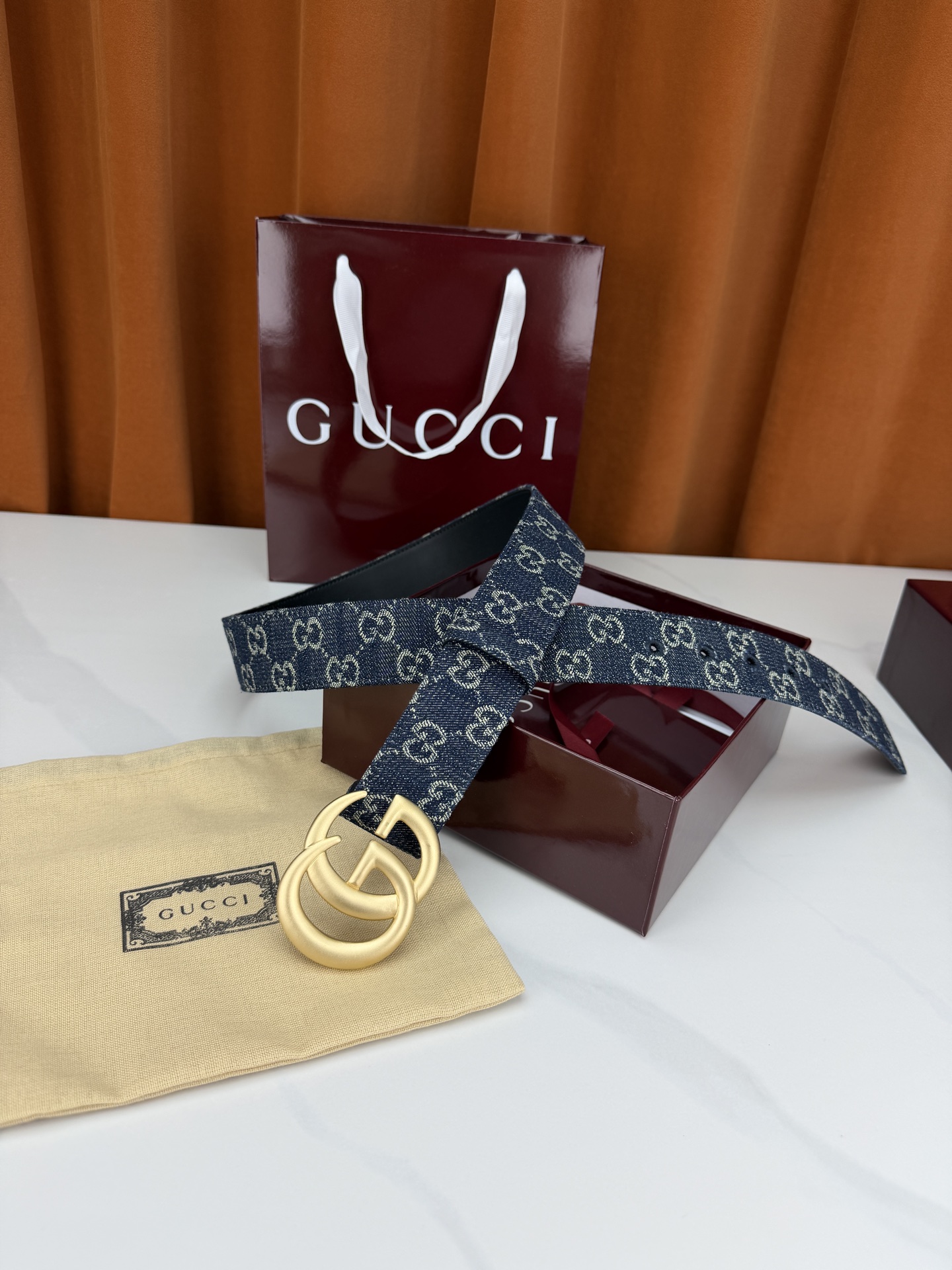 GUCCI 4.0cm宽度老花帆布腰带，深蓝底色织满GG经典提花，反面黑色光面皮革双面从容。立体双G金属