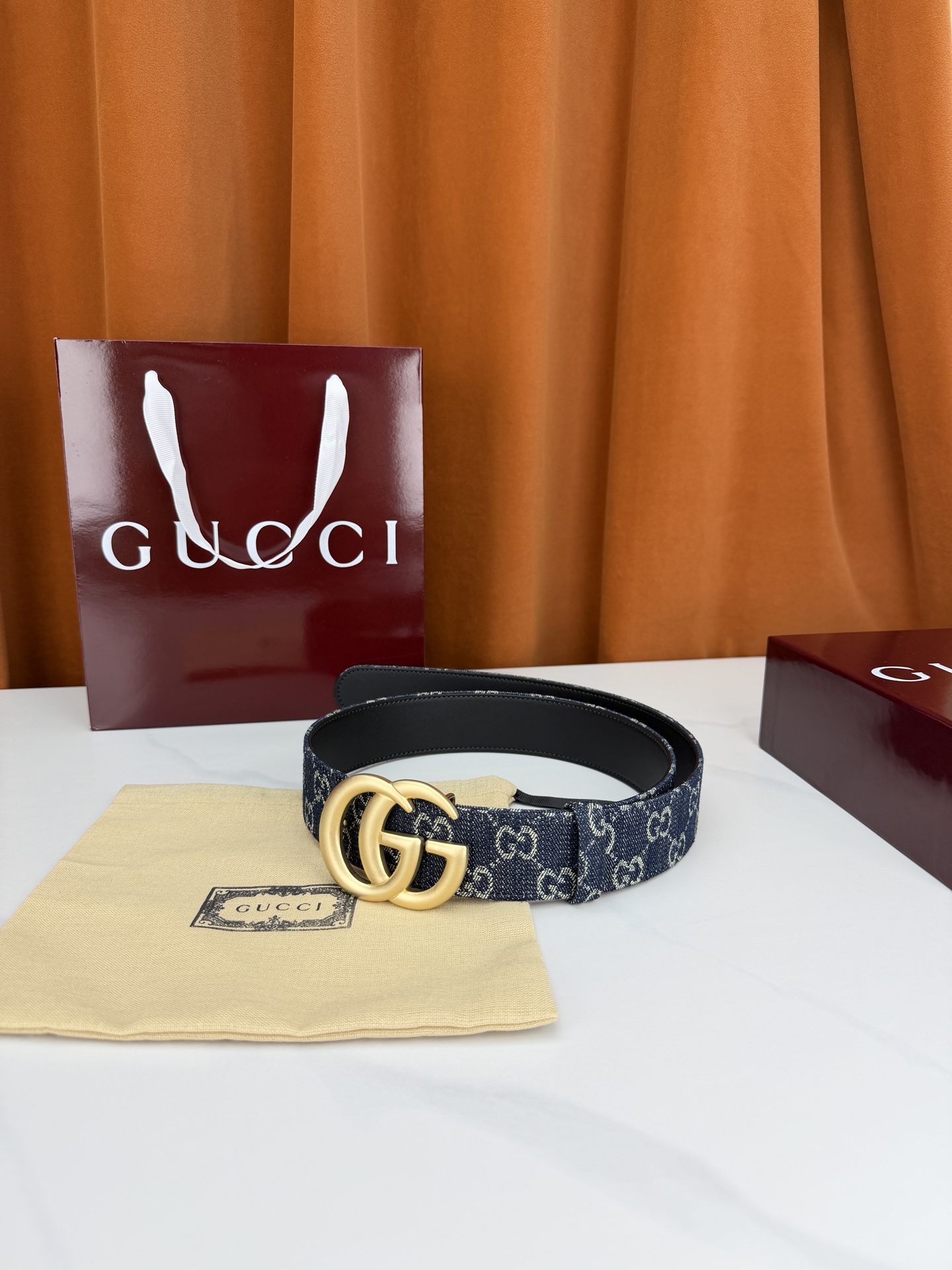 GUCCI 4.0cm宽度老花帆布腰带，深蓝底色织满GG经典提花，反面黑色光面皮革双面从容。立体双G金属