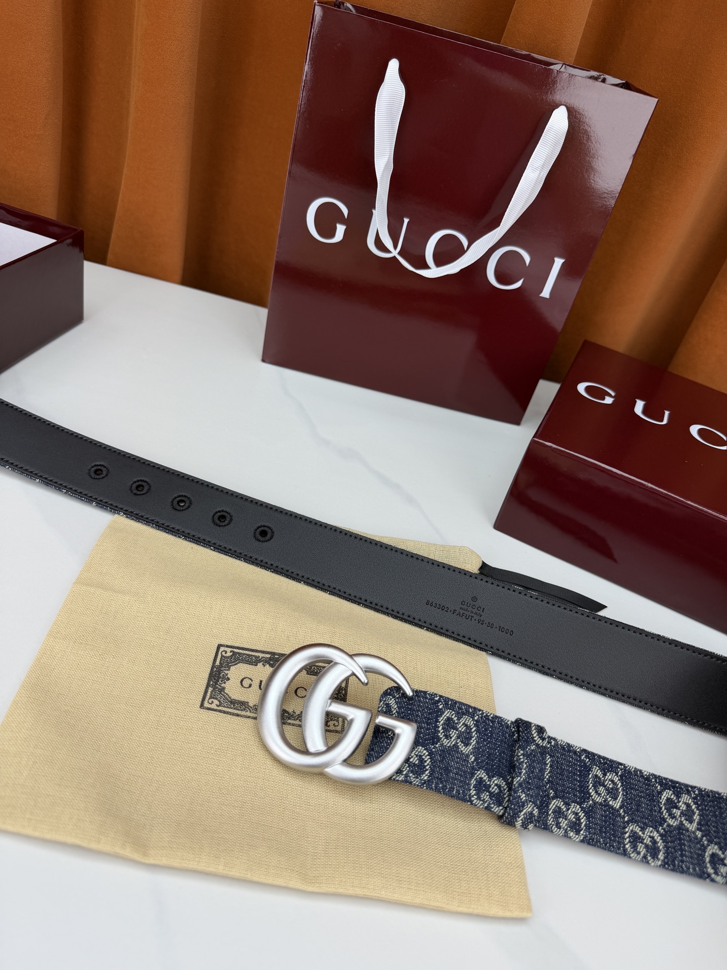 GUCCI 4.0cm宽度老花帆布腰带，深蓝底色织满GG经典提花，反面黑色光面皮革双面从容。立体双G金属