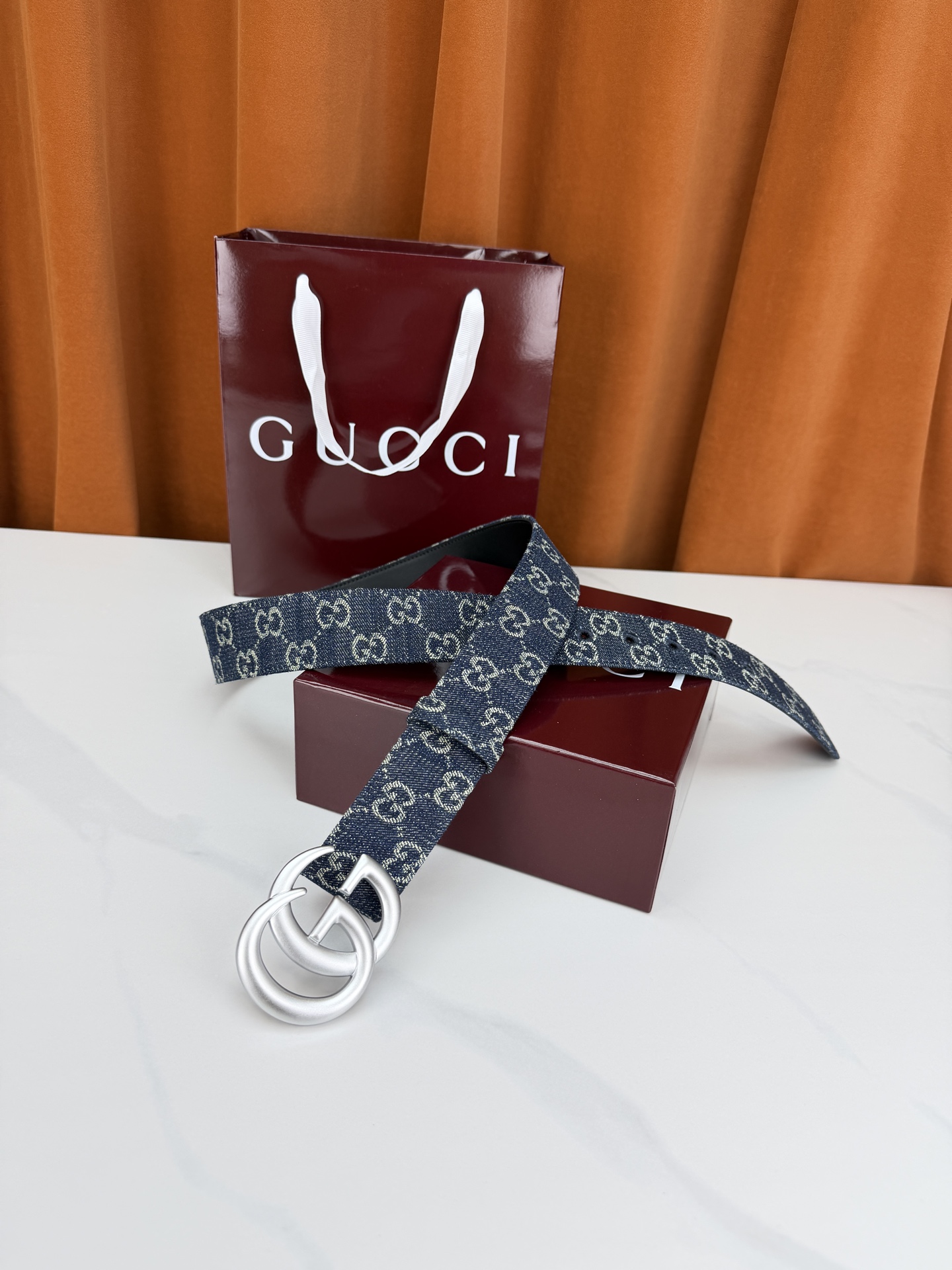 GUCCI 4.0cm宽度老花帆布腰带，深蓝底色织满GG经典提花，反面黑色光面皮革双面从容。立体双G金属
