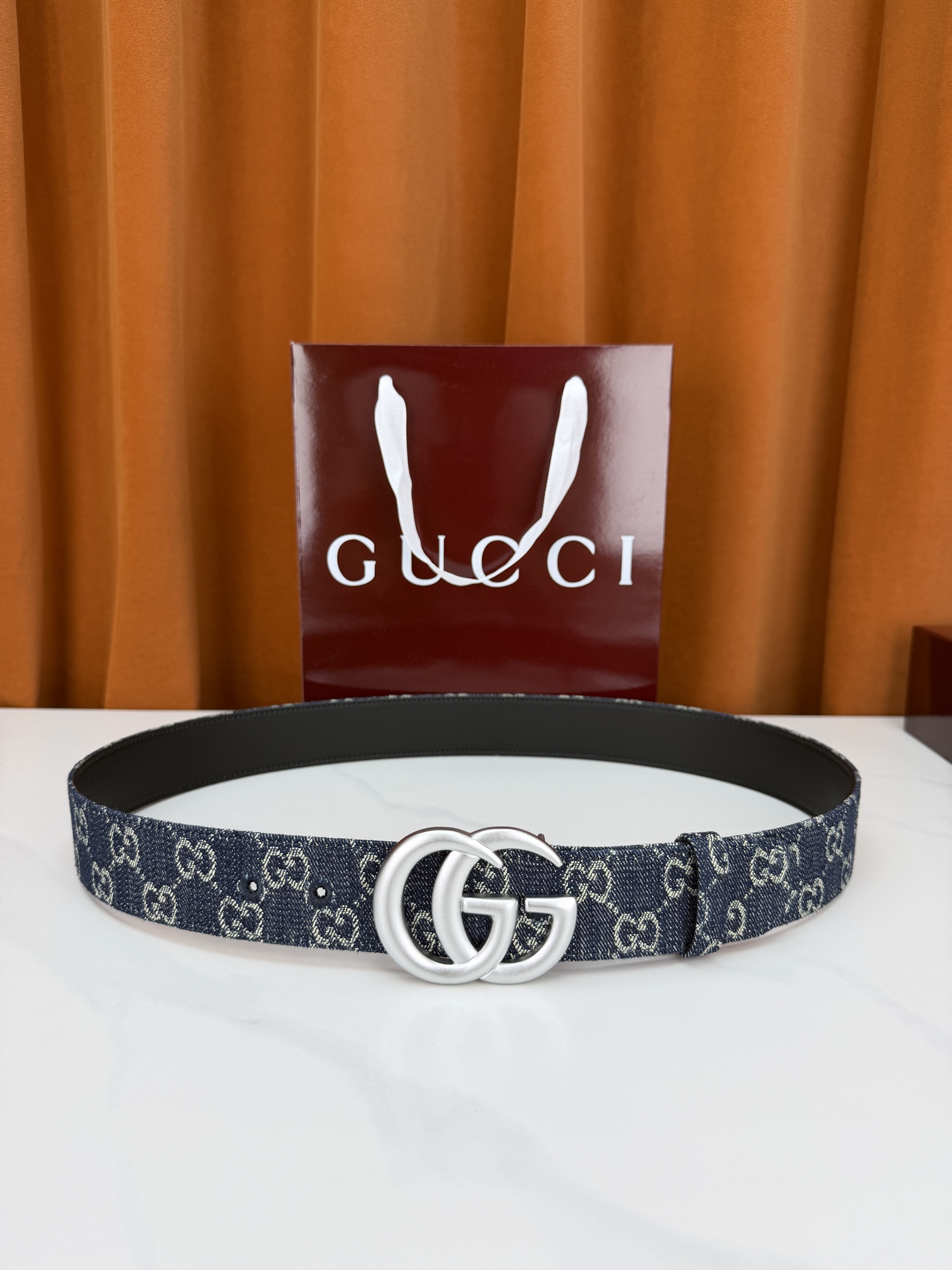 GUCCI 4.0cm宽度老花帆布腰带，深蓝底色织满GG经典提花，反面黑色光面皮革双面从容。立体双G金属